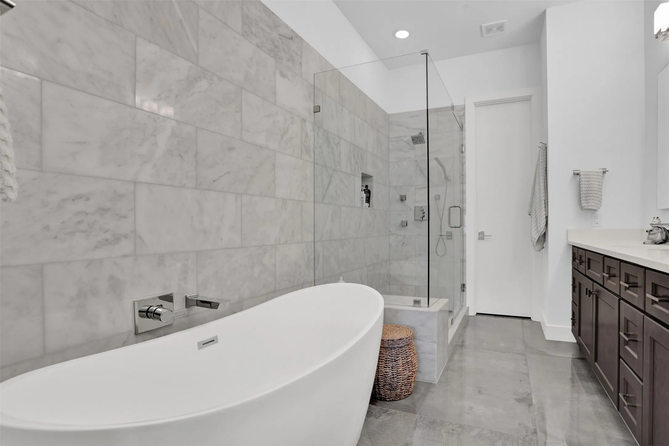 Single Family Residence For Sale in Dallas County , 13001 Hutton Drive 10, Farmers Branch, Texas 75234, 3 Bedroom, 5 Bathroom, 2 Garage spaces, 2,837 Sqft, built in 2019, mls#21279788, Real Estate Agent in Farmers Branch, Homes For Sale in Dallas county, Homes For Sale in Farmers Branch, Realtor in Farmers Branch Texas, Real Estate Brokerage Independent Realty Texas, Luminita Cordes Realtor