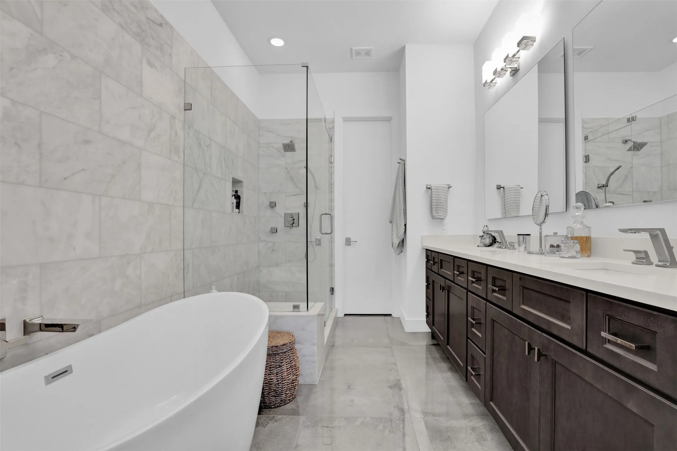 Single Family Residence For Sale in Dallas County , 13001 Hutton Drive 10, Farmers Branch, Texas 75234, 3 Bedroom, 5 Bathroom, 2 Garage spaces, 2,837 Sqft, built in 2019, mls#21279788, Real Estate Agent in Farmers Branch, Homes For Sale in Dallas county, Homes For Sale in Farmers Branch, Realtor in Farmers Branch Texas, Real Estate Brokerage Independent Realty Texas, Luminita Cordes Realtor