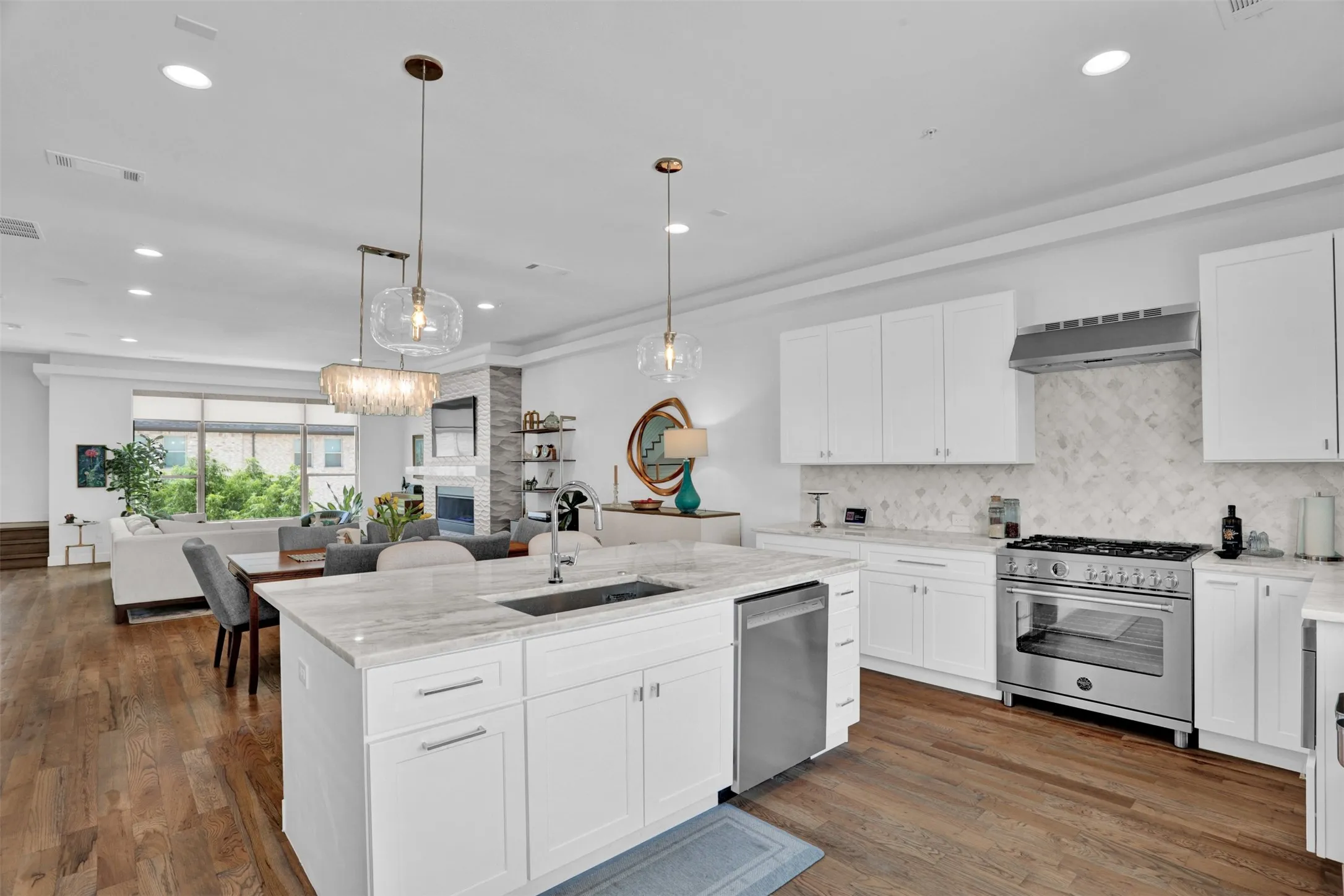 Single Family Residence For Sale in Dallas County , 13001 Hutton Drive 10, Farmers Branch, Texas 75234, 3 Bedroom, 5 Bathroom, 2 Garage spaces, 2,837 Sqft, built in 2019, mls#21279788, Real Estate Agent in Farmers Branch, Homes For Sale in Dallas county, Homes For Sale in Farmers Branch, Realtor in Farmers Branch Texas, Real Estate Brokerage Independent Realty Texas, Luminita Cordes Realtor