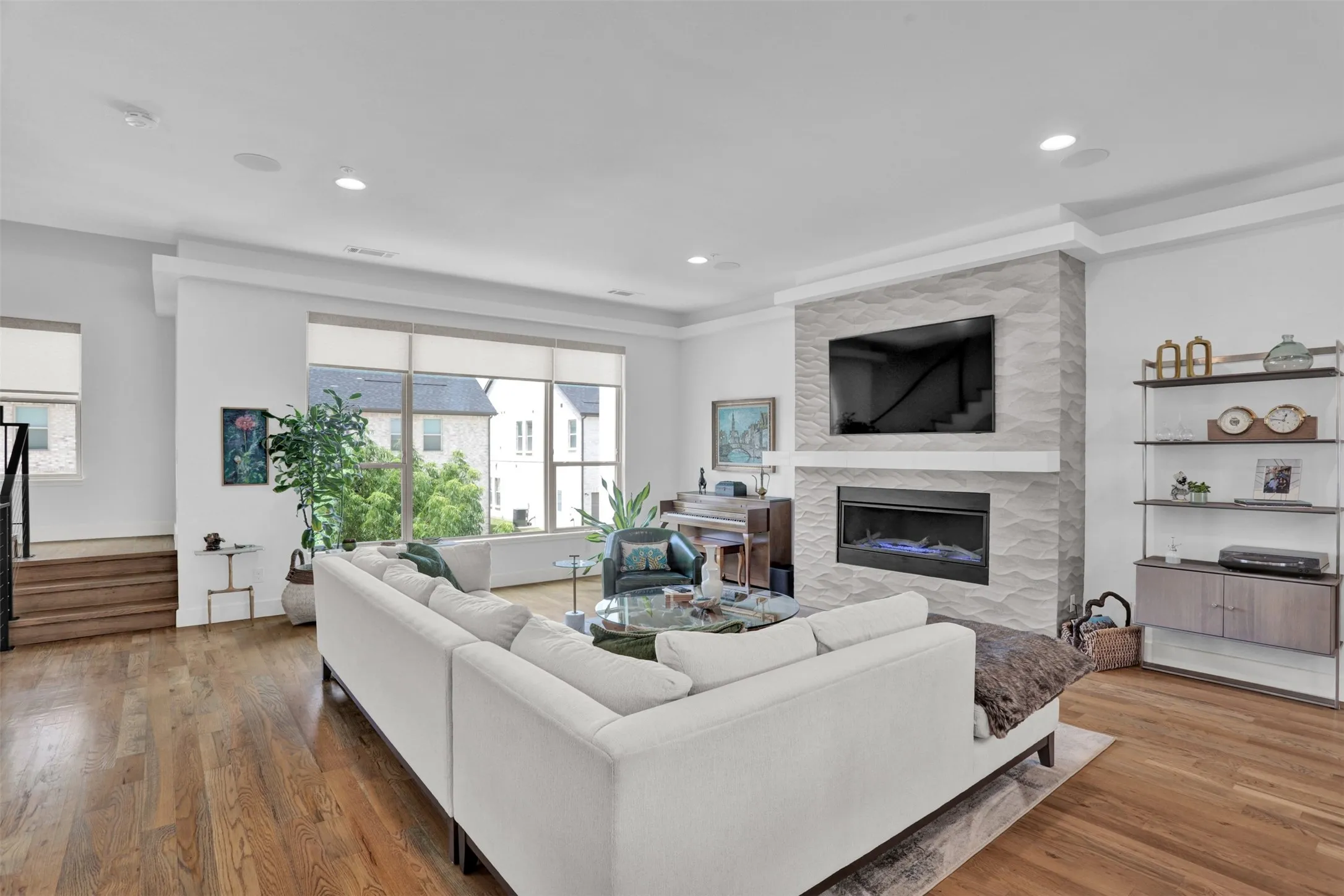 Single Family Residence For Sale in Dallas County , 13001 Hutton Drive 10, Farmers Branch, Texas 75234, 3 Bedroom, 5 Bathroom, 2 Garage spaces, 2,837 Sqft, built in 2019, mls#21279788, Real Estate Agent in Farmers Branch, Homes For Sale in Dallas county, Homes For Sale in Farmers Branch, Realtor in Farmers Branch Texas, Real Estate Brokerage Independent Realty Texas, Luminita Cordes Realtor
