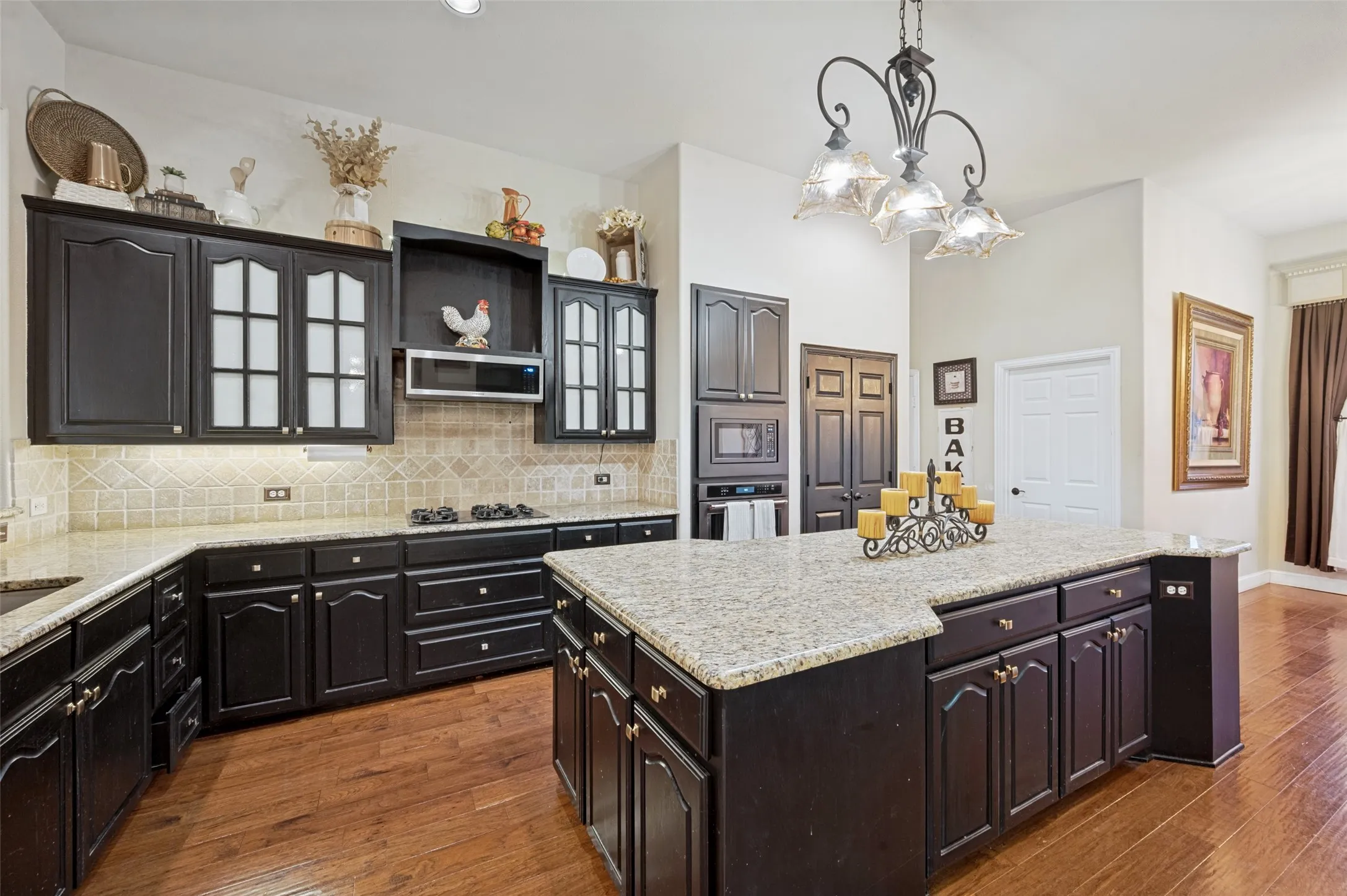 Single Family Residence For Sale in Denton County , 730 Peninsula Bend, Shady Shores, Texas 76208, 4 Bedroom, 3 Bathroom, 3 Garage spaces, 3,441 Sqft, built in 2002, Price $1,195,000, mls#21279164, Real Estate Agent in Shady Shores, Homes For Sale in Denton county, Homes For Sale in Shady Shores, Realtor in Shady Shores Texas, Real Estate Brokerage Independent Realty Texas, Luminita Cordes Realtor