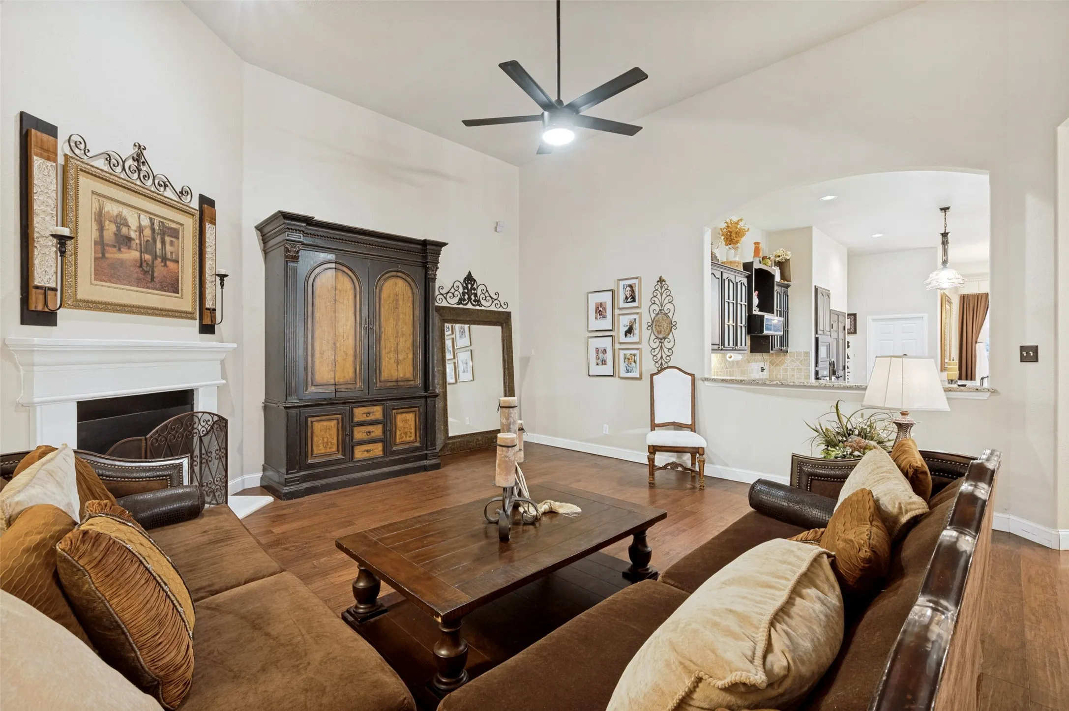 Single Family Residence For Sale in Denton County , 730 Peninsula Bend, Shady Shores, Texas 76208, 4 Bedroom, 3 Bathroom, 3 Garage spaces, 3,441 Sqft, built in 2002, Price $1,195,000, mls#21279164, Real Estate Agent in Shady Shores, Homes For Sale in Denton county, Homes For Sale in Shady Shores, Realtor in Shady Shores Texas, Real Estate Brokerage Independent Realty Texas, Luminita Cordes Realtor