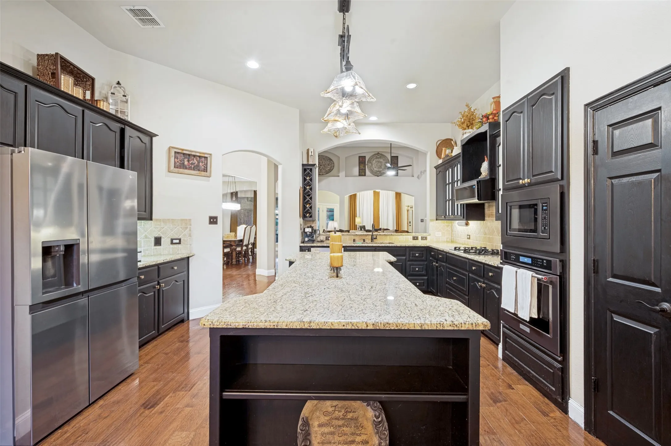 Single Family Residence For Sale in Denton County , 730 Peninsula Bend, Shady Shores, Texas 76208, 4 Bedroom, 3 Bathroom, 3 Garage spaces, 3,441 Sqft, built in 2002, Price $1,195,000, mls#21279164, Real Estate Agent in Shady Shores, Homes For Sale in Denton county, Homes For Sale in Shady Shores, Realtor in Shady Shores Texas, Real Estate Brokerage Independent Realty Texas, Luminita Cordes Realtor
