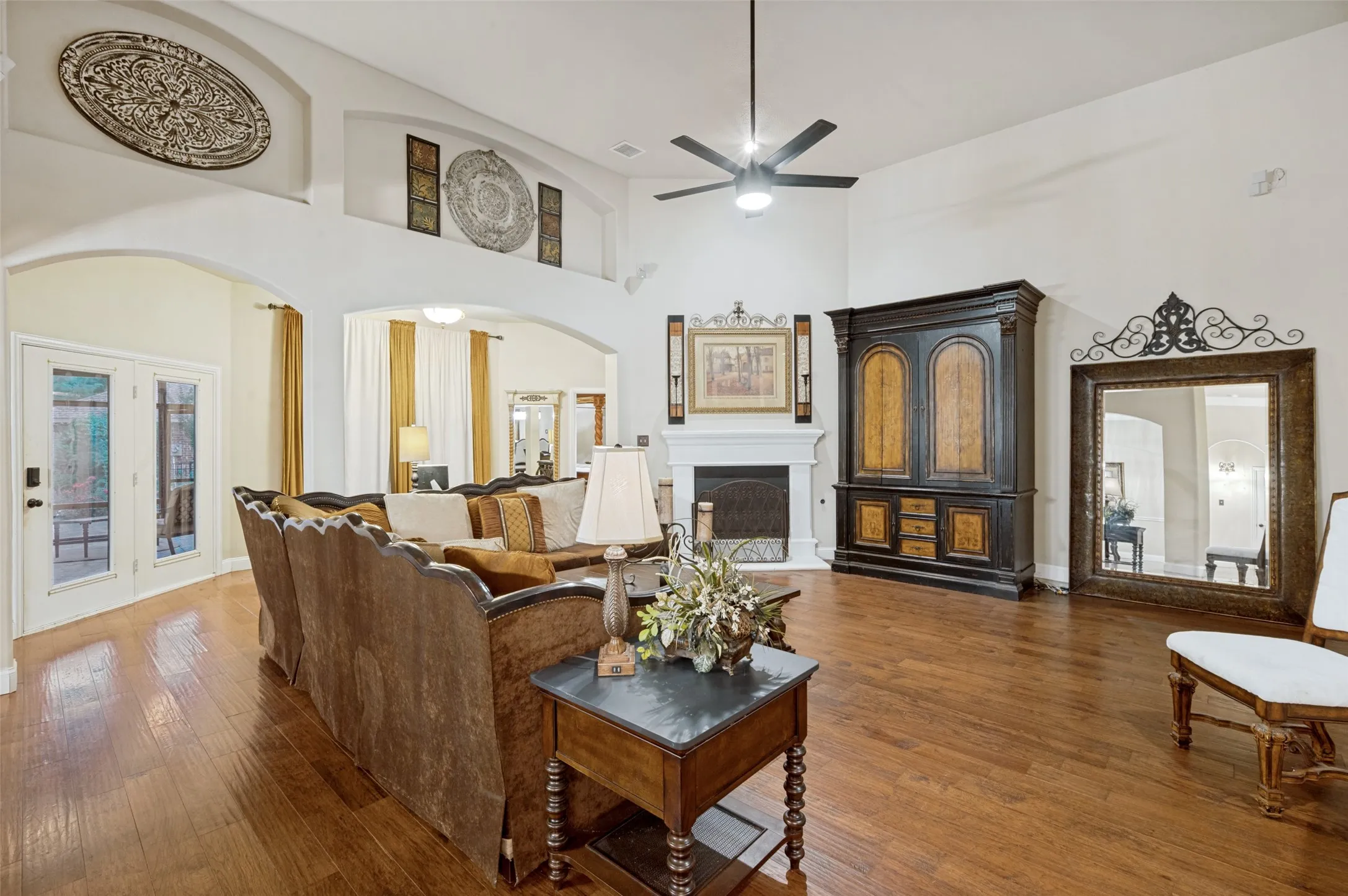 Single Family Residence For Sale in Denton County , 730 Peninsula Bend, Shady Shores, Texas 76208, 4 Bedroom, 3 Bathroom, 3 Garage spaces, 3,441 Sqft, built in 2002, Price $1,195,000, mls#21279164, Real Estate Agent in Shady Shores, Homes For Sale in Denton county, Homes For Sale in Shady Shores, Realtor in Shady Shores Texas, Real Estate Brokerage Independent Realty Texas, Luminita Cordes Realtor