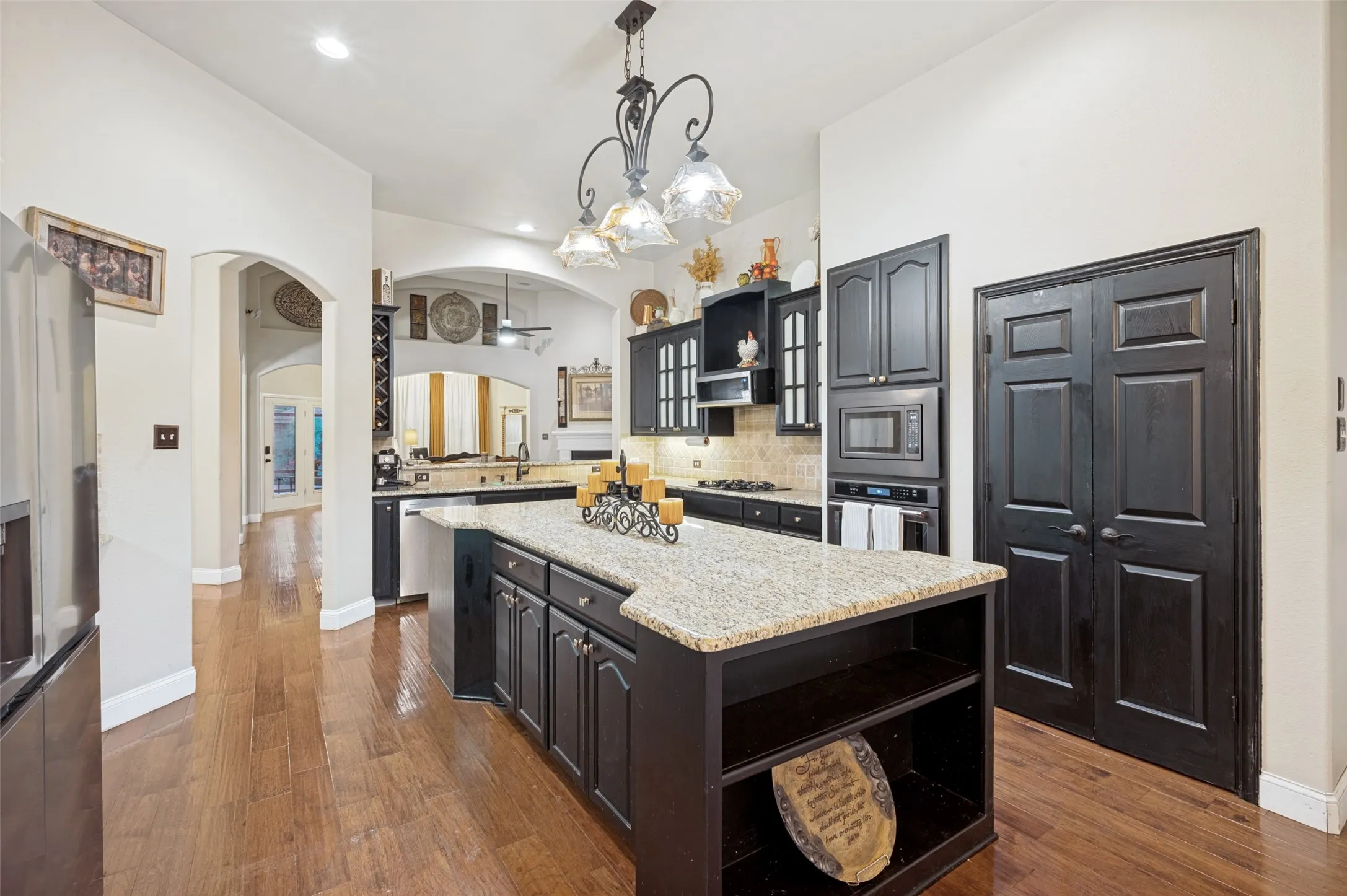 Single Family Residence For Sale in Denton County , 730 Peninsula Bend, Shady Shores, Texas 76208, 4 Bedroom, 3 Bathroom, 3 Garage spaces, 3,441 Sqft, built in 2002, Price $1,195,000, mls#21279164, Real Estate Agent in Shady Shores, Homes For Sale in Denton county, Homes For Sale in Shady Shores, Realtor in Shady Shores Texas, Real Estate Brokerage Independent Realty Texas, Luminita Cordes Realtor