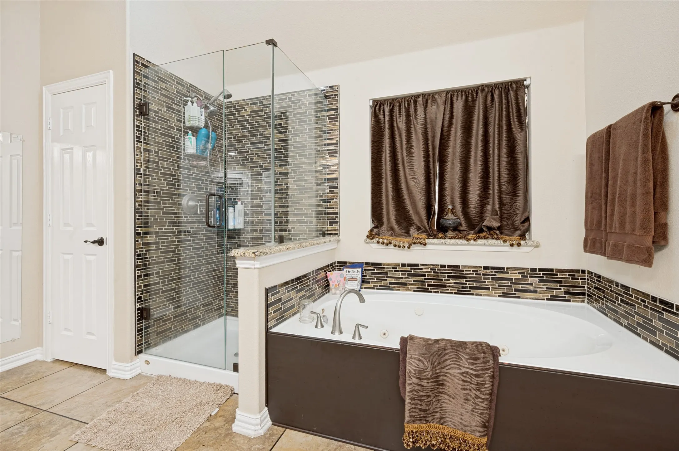 Single Family Residence For Sale in Denton County , 730 Peninsula Bend, Shady Shores, Texas 76208, 4 Bedroom, 3 Bathroom, 3 Garage spaces, 3,441 Sqft, built in 2002, Price $1,195,000, mls#21279164, Real Estate Agent in Shady Shores, Homes For Sale in Denton county, Homes For Sale in Shady Shores, Realtor in Shady Shores Texas, Real Estate Brokerage Independent Realty Texas, Luminita Cordes Realtor