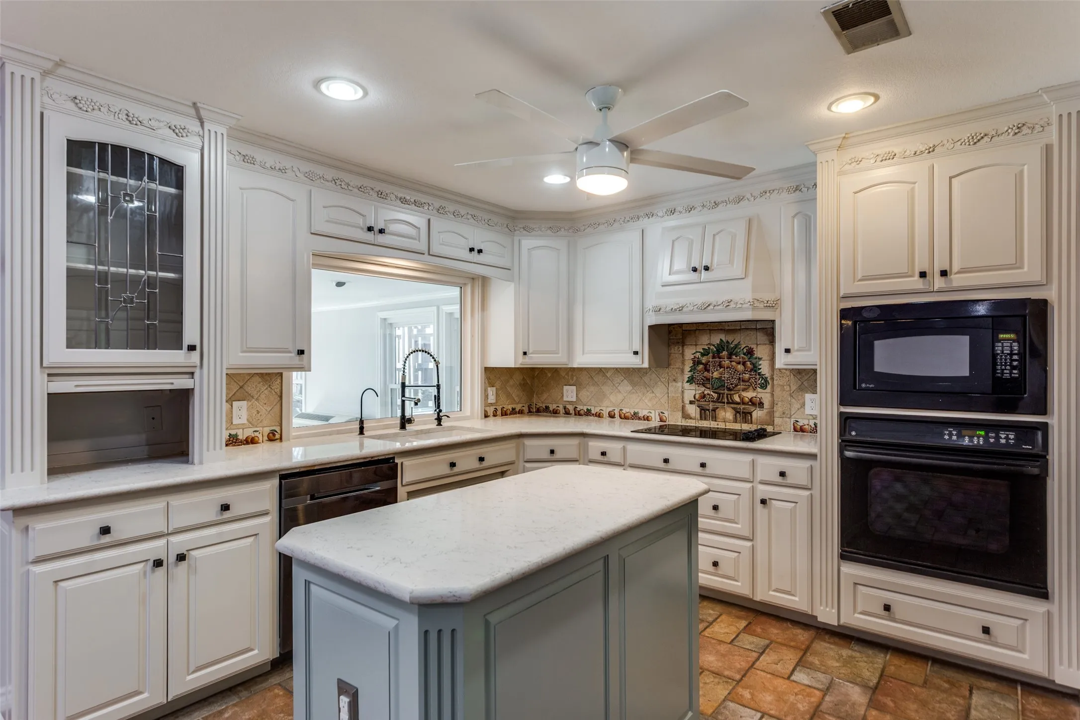 Single Family Residence For Sale in Johnson County , 721 NW Ann Lois Lane, Burleson, Texas 76028, 3 Bedroom, 2 Bathroom, 2 Garage spaces, 1,909 Sqft, built in 1975, mls#21277002, Real Estate Agent in Burleson, Homes For Sale in Johnson county, Homes For Sale in Burleson, Realtor in Burleson Texas, Real Estate Brokerage Independent Realty Texas, Luminita Cordes Realtor