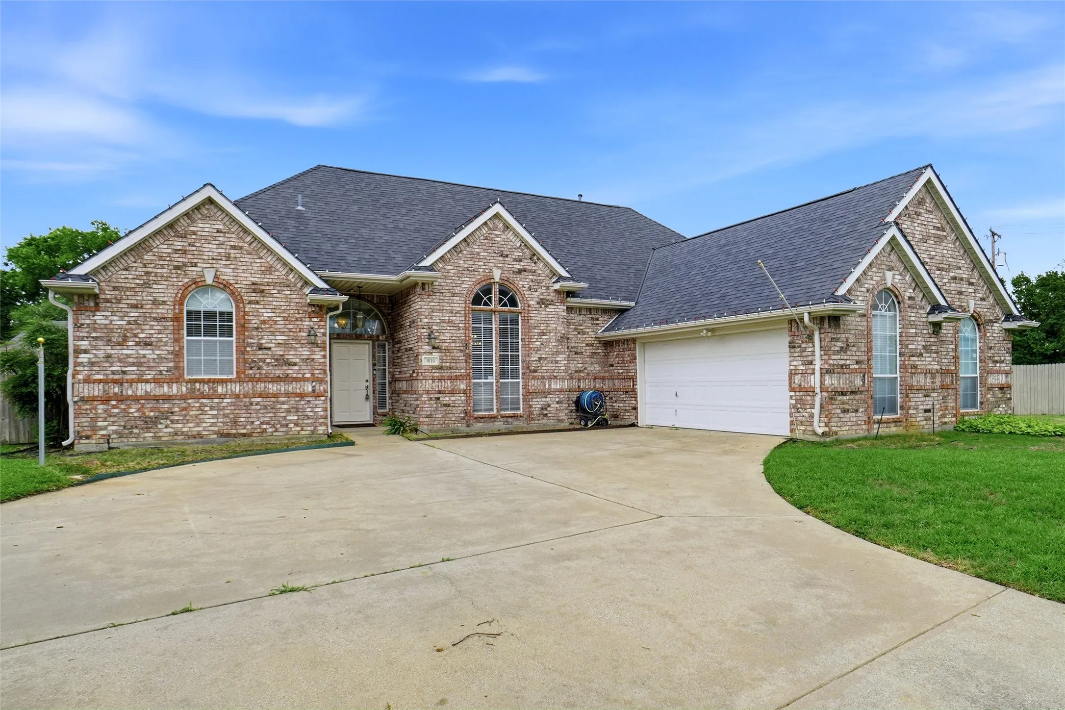 Single Family Residence For Sale in Tarrant County , 1620 Oak Creek Drive, Hurst, Texas 76054, 3 Bedroom, 2 Bathroom, 2 Garage spaces, 2,168 Sqft, built in 1994, mls#21279648, Real Estate Agent in Hurst, Homes For Sale in Tarrant county, Homes For Sale in Hurst, Realtor in Hurst Texas, Real Estate Brokerage Independent Realty Texas, Luminita Cordes Realtor