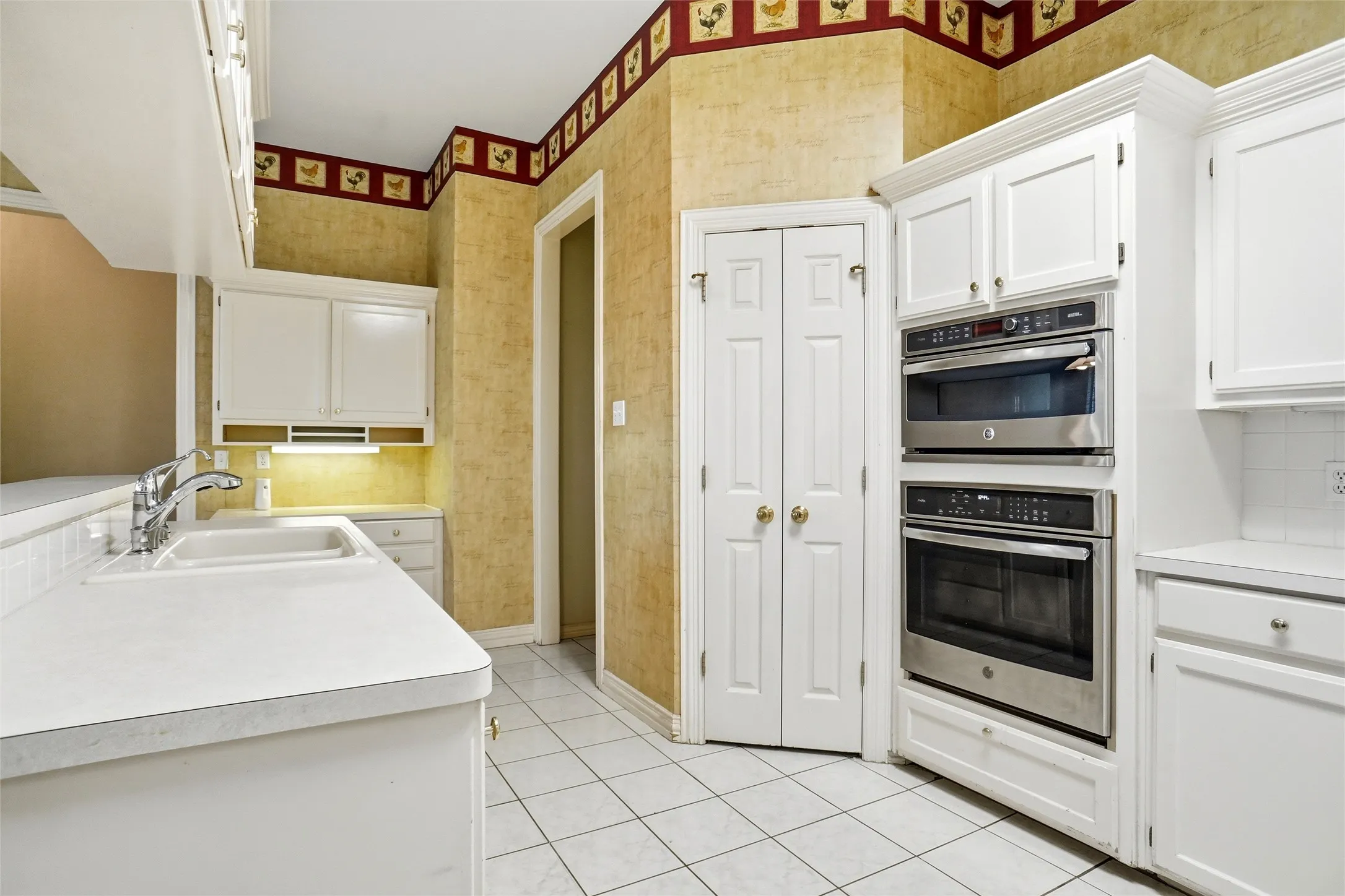 Single Family Residence For Sale in Tarrant County , 1620 Oak Creek Drive, Hurst, Texas 76054, 3 Bedroom, 2 Bathroom, 2 Garage spaces, 2,168 Sqft, built in 1994, mls#21279648, Real Estate Agent in Hurst, Homes For Sale in Tarrant county, Homes For Sale in Hurst, Realtor in Hurst Texas, Real Estate Brokerage Independent Realty Texas, Luminita Cordes Realtor