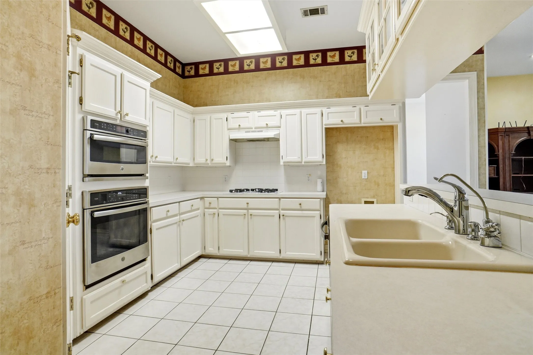 Single Family Residence For Sale in Tarrant County , 1620 Oak Creek Drive, Hurst, Texas 76054, 3 Bedroom, 2 Bathroom, 2 Garage spaces, 2,168 Sqft, built in 1994, mls#21279648, Real Estate Agent in Hurst, Homes For Sale in Tarrant county, Homes For Sale in Hurst, Realtor in Hurst Texas, Real Estate Brokerage Independent Realty Texas, Luminita Cordes Realtor