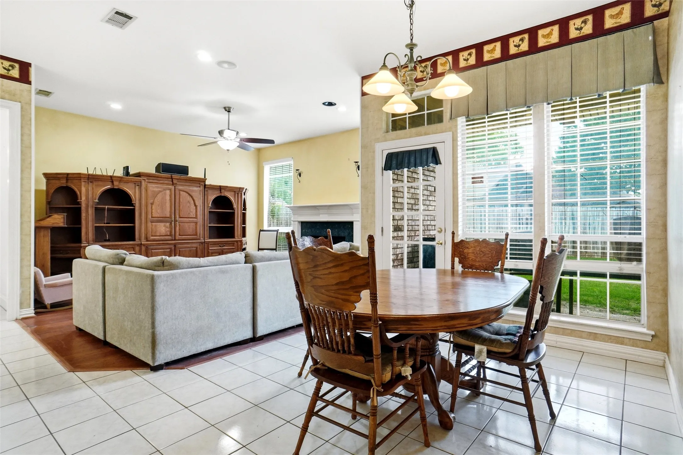 Single Family Residence For Sale in Tarrant County , 1620 Oak Creek Drive, Hurst, Texas 76054, 3 Bedroom, 2 Bathroom, 2 Garage spaces, 2,168 Sqft, built in 1994, mls#21279648, Real Estate Agent in Hurst, Homes For Sale in Tarrant county, Homes For Sale in Hurst, Realtor in Hurst Texas, Real Estate Brokerage Independent Realty Texas, Luminita Cordes Realtor