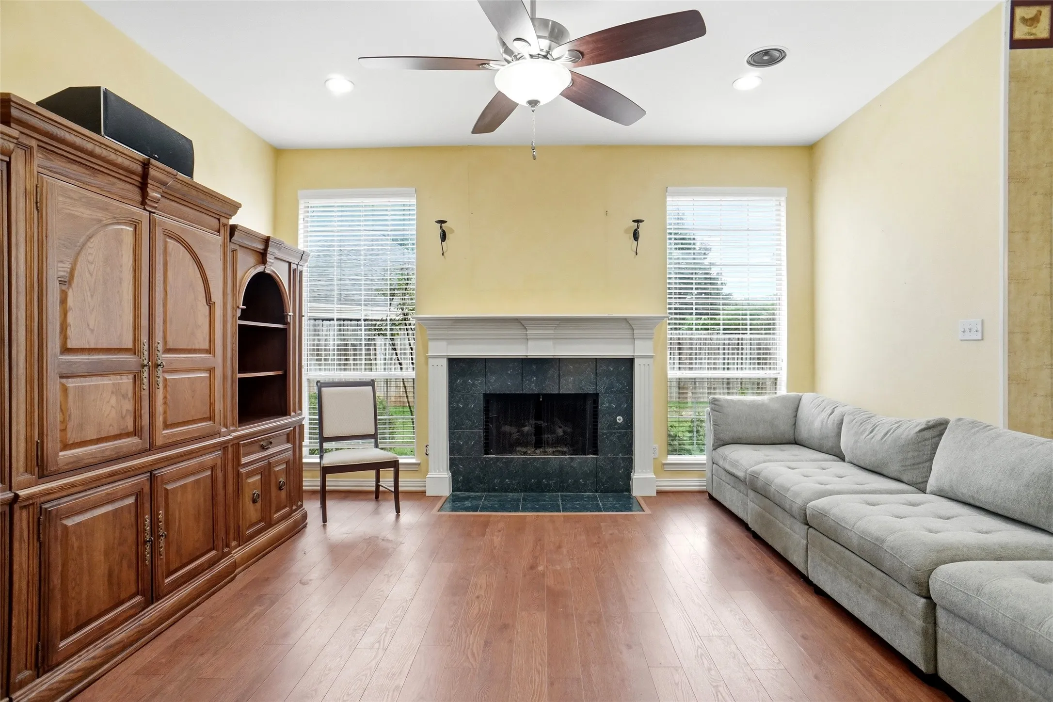 Single Family Residence For Sale in Tarrant County , 1620 Oak Creek Drive, Hurst, Texas 76054, 3 Bedroom, 2 Bathroom, 2 Garage spaces, 2,168 Sqft, built in 1994, mls#21279648, Real Estate Agent in Hurst, Homes For Sale in Tarrant county, Homes For Sale in Hurst, Realtor in Hurst Texas, Real Estate Brokerage Independent Realty Texas, Luminita Cordes Realtor