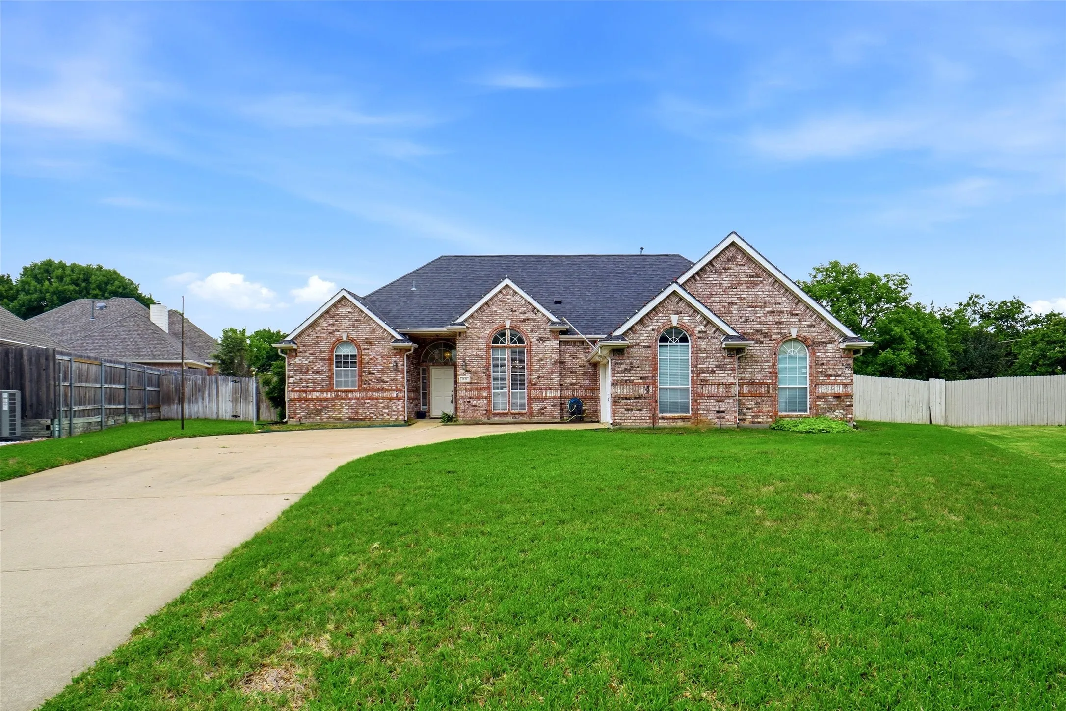 Single Family Residence For Sale in Tarrant County , 1620 Oak Creek Drive, Hurst, Texas 76054, 3 Bedroom, 2 Bathroom, 2 Garage spaces, 2,168 Sqft, built in 1994, mls#21279648, Real Estate Agent in Hurst, Homes For Sale in Tarrant county, Homes For Sale in Hurst, Realtor in Hurst Texas, Real Estate Brokerage Independent Realty Texas, Luminita Cordes Realtor