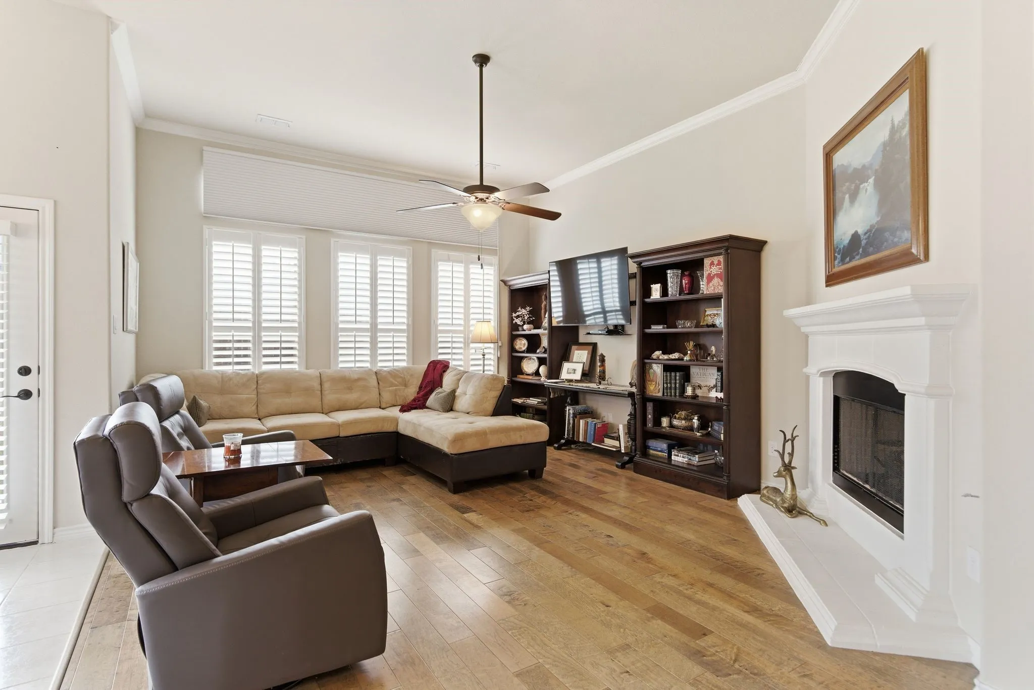 Open family room to for relaxation or entertainment.