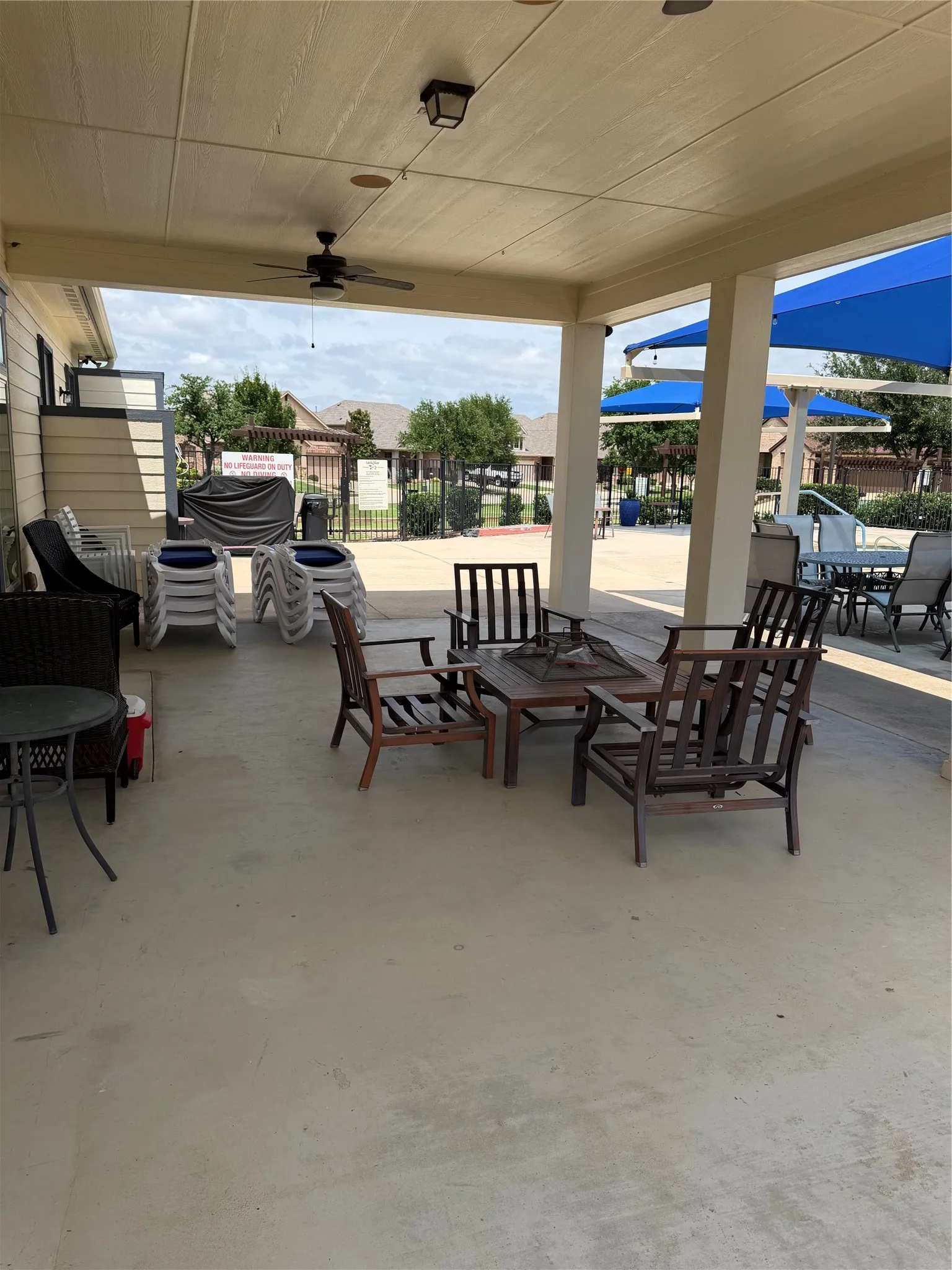Isabella clubhouse covered patio