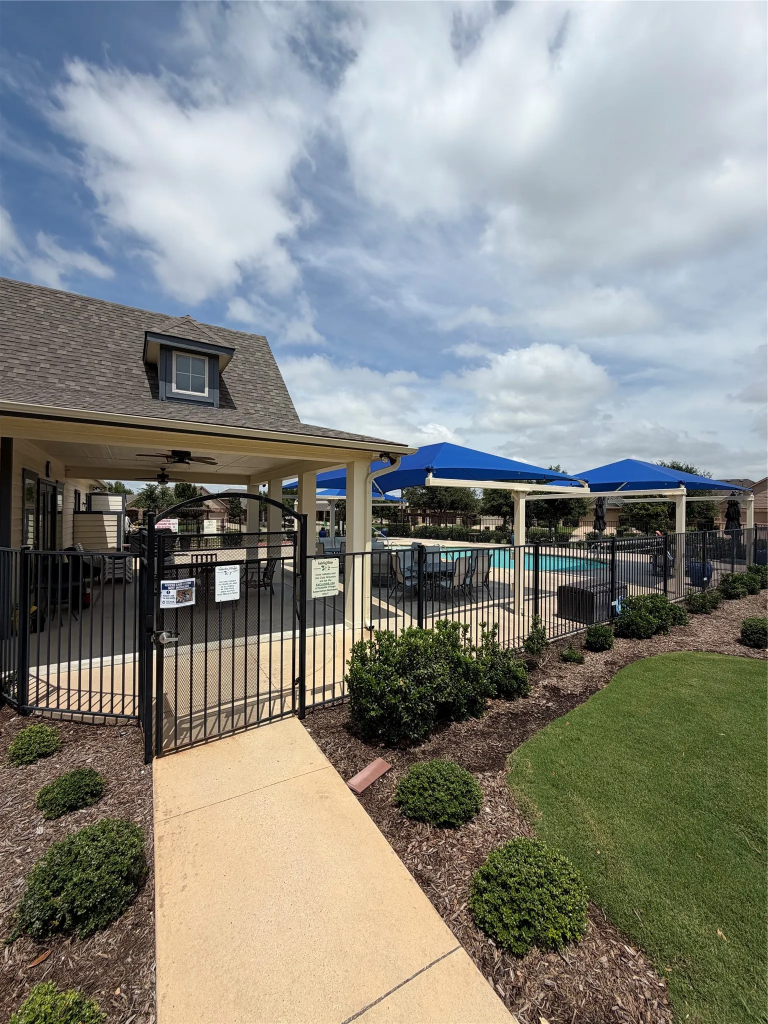 Isabella clubhouse patio, deck and pool
