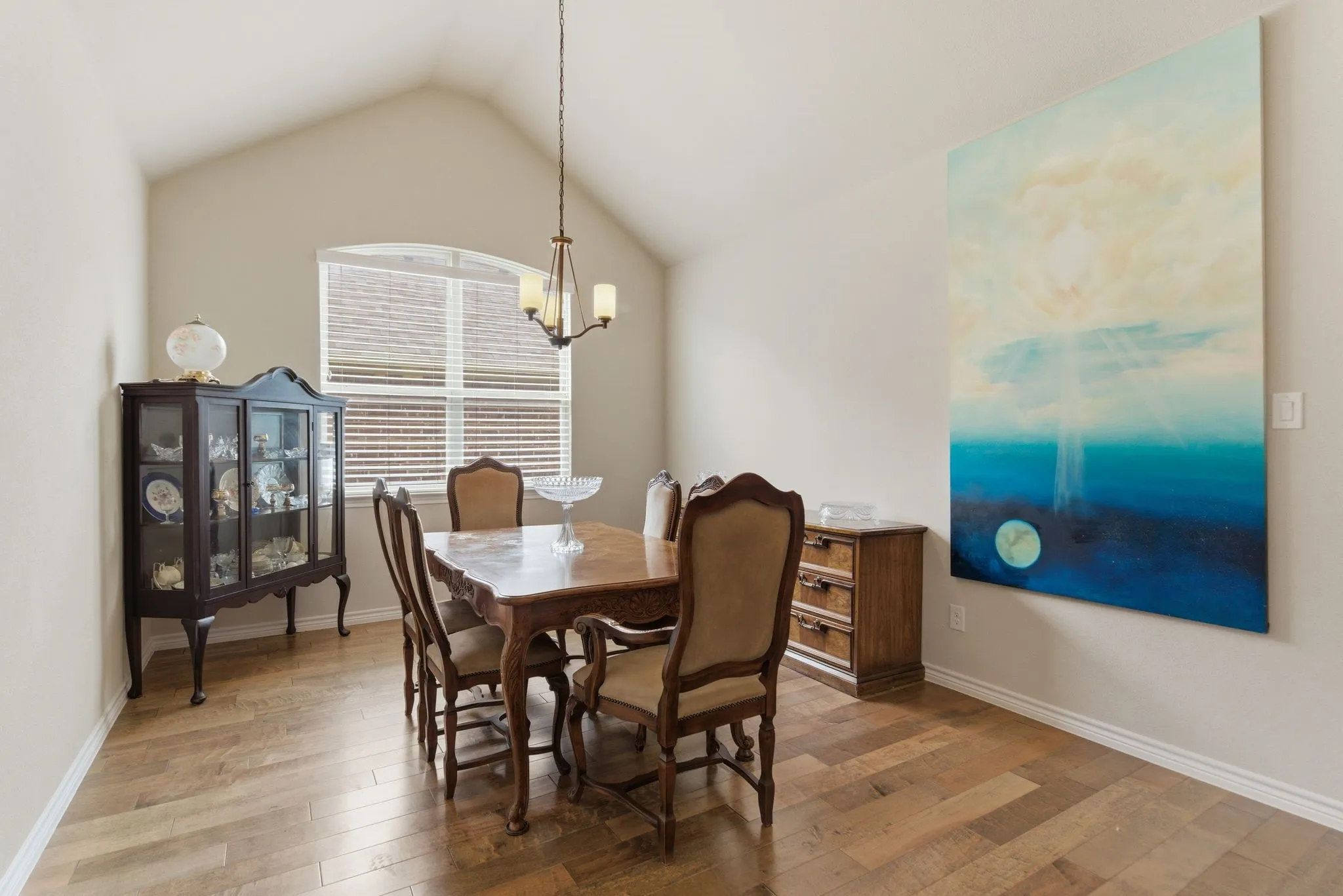 Expansive holiday sized dining room.