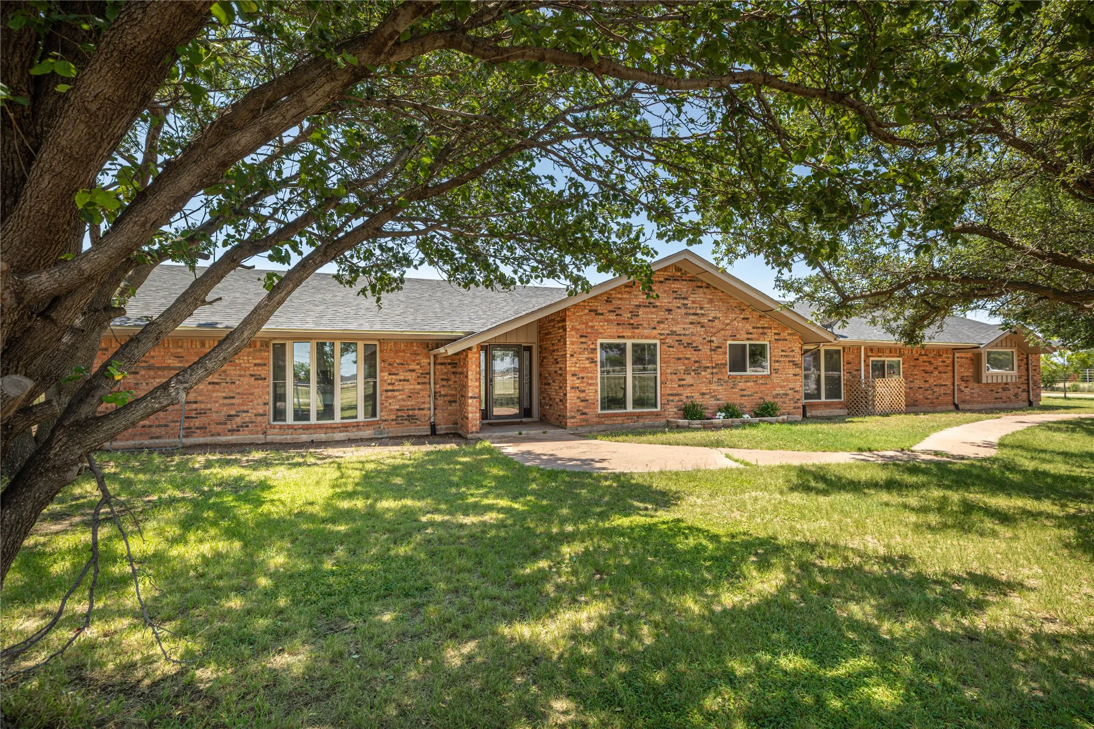 Single Family Residence For Sale in Taylor County , 8217 S FM 707, Abilene, Texas 79602, 4 Bedroom, 3 Bathroom, 2 Garage spaces, 3,012 Sqft, built in 1980, mls#21280603, Real Estate Agent in Abilene, Homes For Sale in Taylor county, Homes For Sale in Abilene, Realtor in Abilene Texas, Real Estate Brokerage Independent Realty Texas, Luminita Cordes Realtor