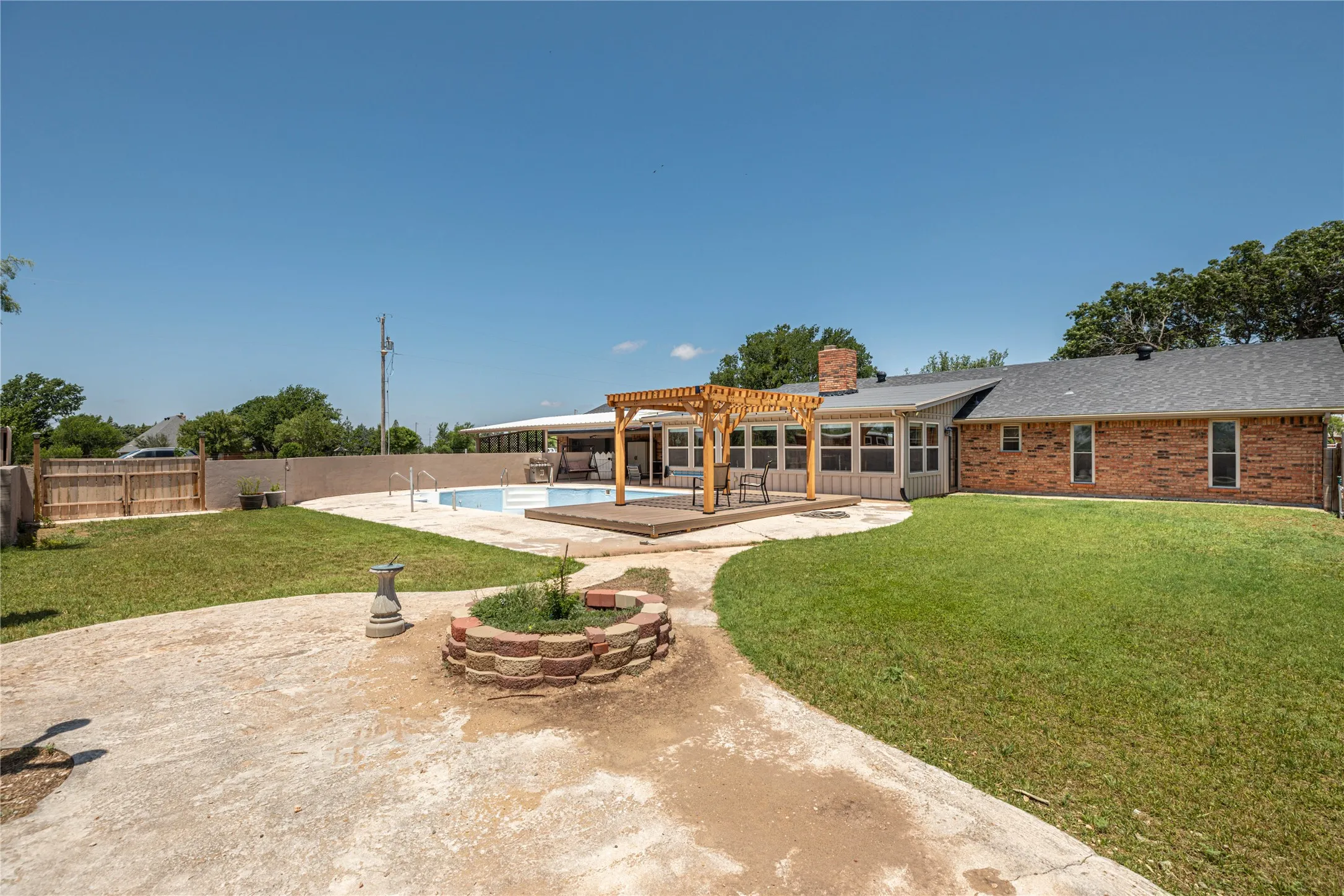 Single Family Residence For Sale in Taylor County , 8217 S FM 707, Abilene, Texas 79602, 4 Bedroom, 3 Bathroom, 2 Garage spaces, 3,012 Sqft, built in 1980, mls#21280603, Real Estate Agent in Abilene, Homes For Sale in Taylor county, Homes For Sale in Abilene, Realtor in Abilene Texas, Real Estate Brokerage Independent Realty Texas, Luminita Cordes Realtor