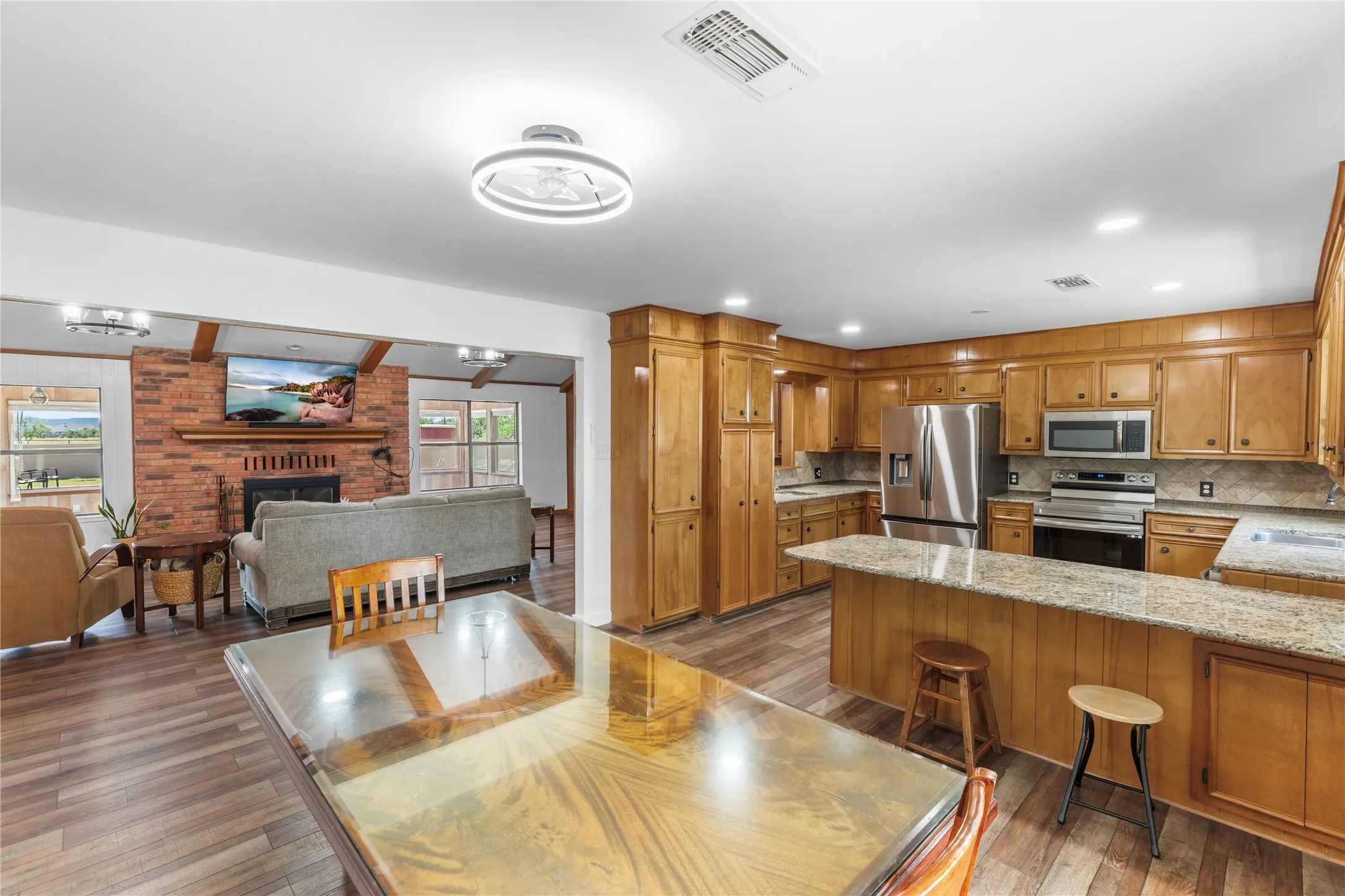 Single Family Residence For Sale in Taylor County , 8217 S FM 707, Abilene, Texas 79602, 4 Bedroom, 3 Bathroom, 2 Garage spaces, 3,012 Sqft, built in 1980, mls#21280603, Real Estate Agent in Abilene, Homes For Sale in Taylor county, Homes For Sale in Abilene, Realtor in Abilene Texas, Real Estate Brokerage Independent Realty Texas, Luminita Cordes Realtor