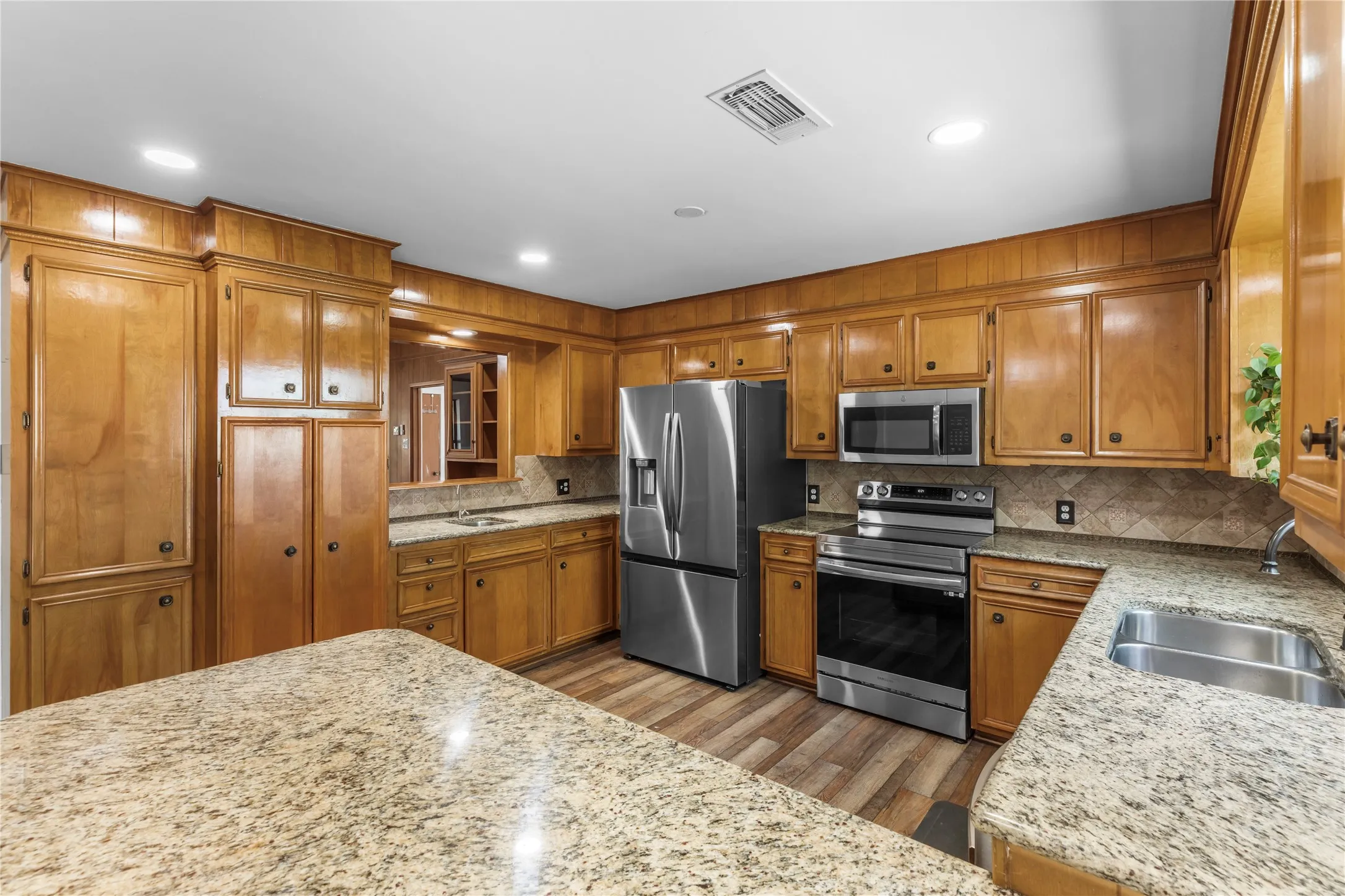 Single Family Residence For Sale in Taylor County , 8217 S FM 707, Abilene, Texas 79602, 4 Bedroom, 3 Bathroom, 2 Garage spaces, 3,012 Sqft, built in 1980, mls#21280603, Real Estate Agent in Abilene, Homes For Sale in Taylor county, Homes For Sale in Abilene, Realtor in Abilene Texas, Real Estate Brokerage Independent Realty Texas, Luminita Cordes Realtor