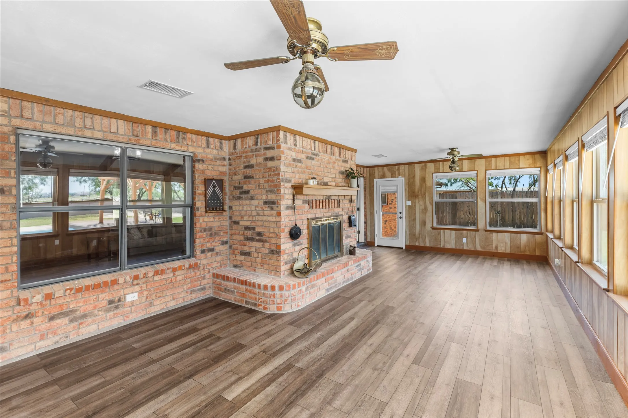 Single Family Residence For Sale in Taylor County , 8217 S FM 707, Abilene, Texas 79602, 4 Bedroom, 3 Bathroom, 2 Garage spaces, 3,012 Sqft, built in 1980, mls#21280603, Real Estate Agent in Abilene, Homes For Sale in Taylor county, Homes For Sale in Abilene, Realtor in Abilene Texas, Real Estate Brokerage Independent Realty Texas, Luminita Cordes Realtor