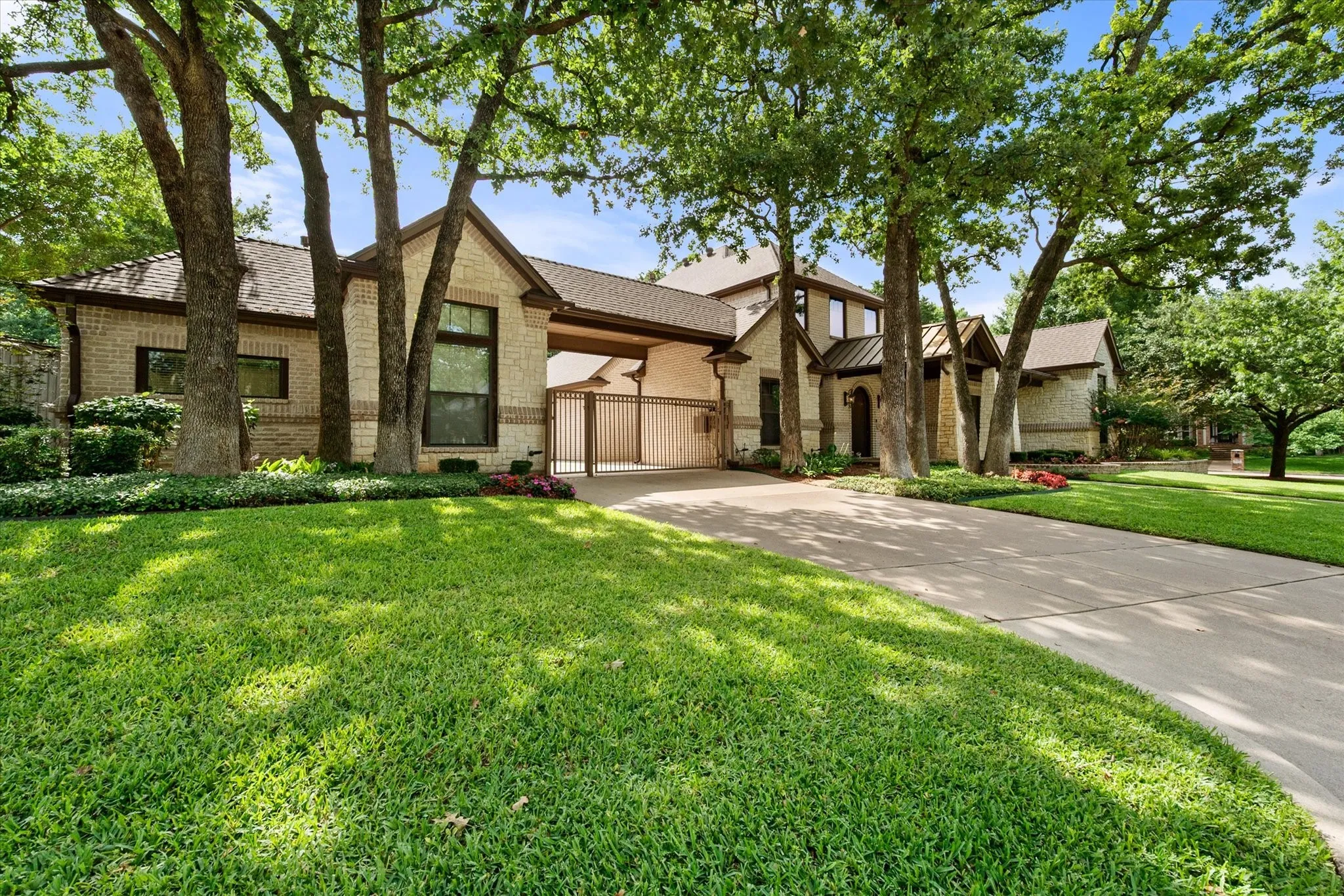 Single Family Residence For Sale in Tarrant County , 2500 Woodbridge Trail, Mansfield, Texas 76063, 4 Bedroom, 5 Bathroom, 3 Garage spaces, 4,258 Sqft, built in 2004, mls#21276591, Real Estate Agent in Mansfield, Homes For Sale in Tarrant county, Homes For Sale in Mansfield, Realtor in Mansfield Texas, Real Estate Brokerage Independent Realty Texas, Luminita Cordes Realtor