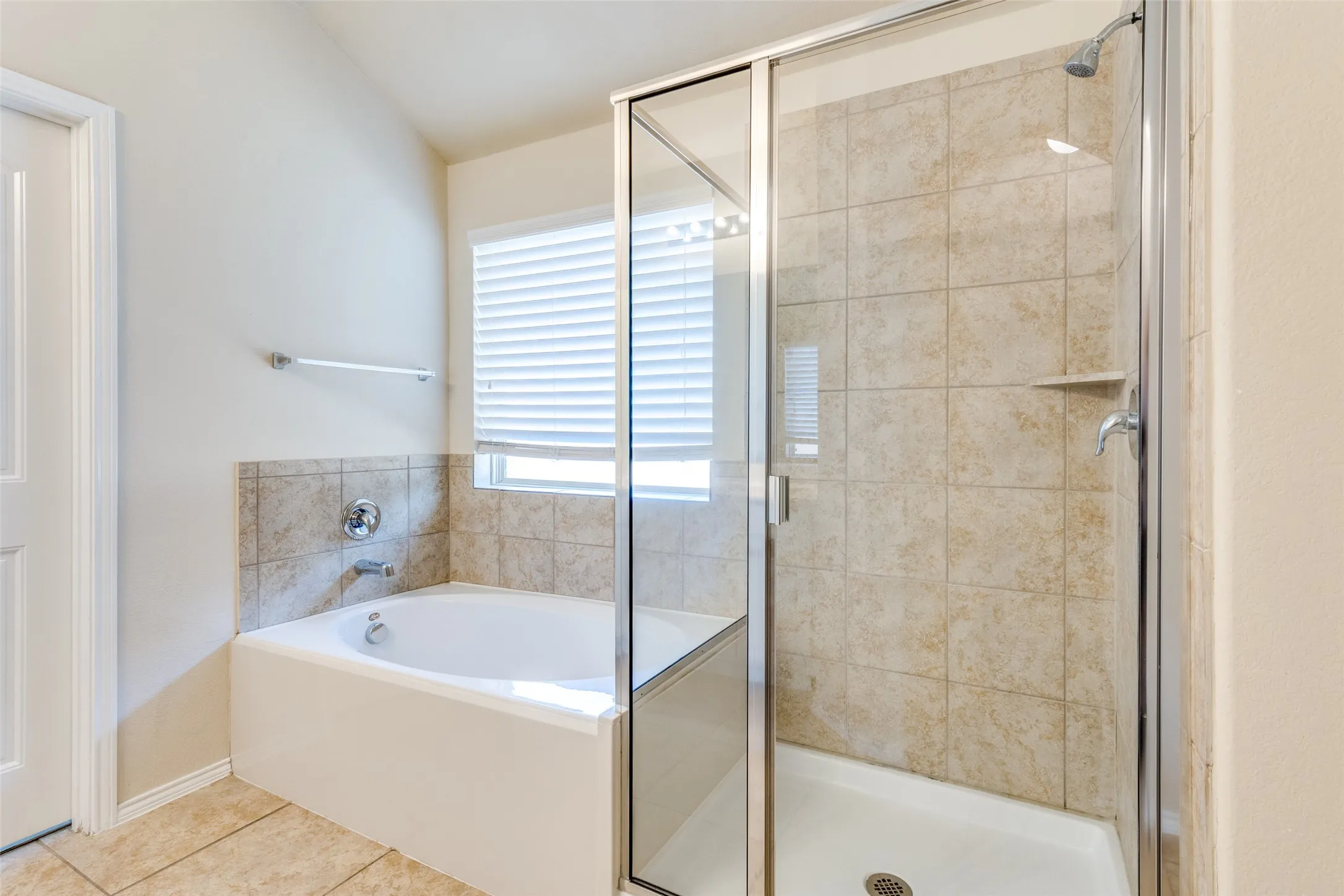 Single Family Residence For Sale in Denton County , 520 Pollyann Trail, Fort Worth, Texas 76052, 3 Bedroom, 3 Bathroom, 2 Garage spaces, 2,372 Sqft, built in 2015, mls#21280674, Real Estate Agent in Fort Worth, Homes For Sale in Denton county, Homes For Sale in Fort Worth, Realtor in Fort Worth Texas, Real Estate Brokerage Independent Realty Texas, Luminita Cordes Realtor