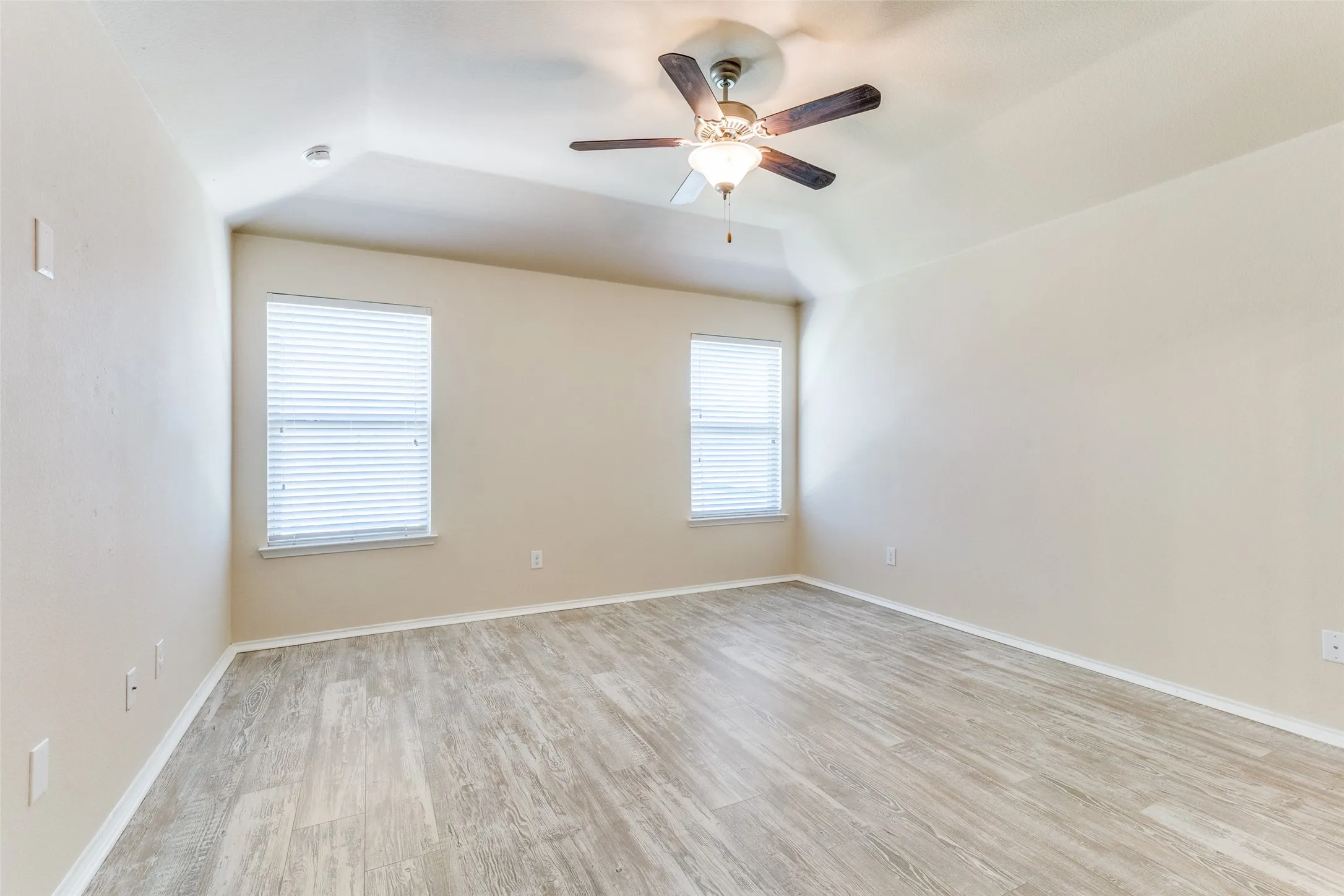 Single Family Residence For Sale in Denton County , 520 Pollyann Trail, Fort Worth, Texas 76052, 3 Bedroom, 3 Bathroom, 2 Garage spaces, 2,372 Sqft, built in 2015, mls#21280674, Real Estate Agent in Fort Worth, Homes For Sale in Denton county, Homes For Sale in Fort Worth, Realtor in Fort Worth Texas, Real Estate Brokerage Independent Realty Texas, Luminita Cordes Realtor