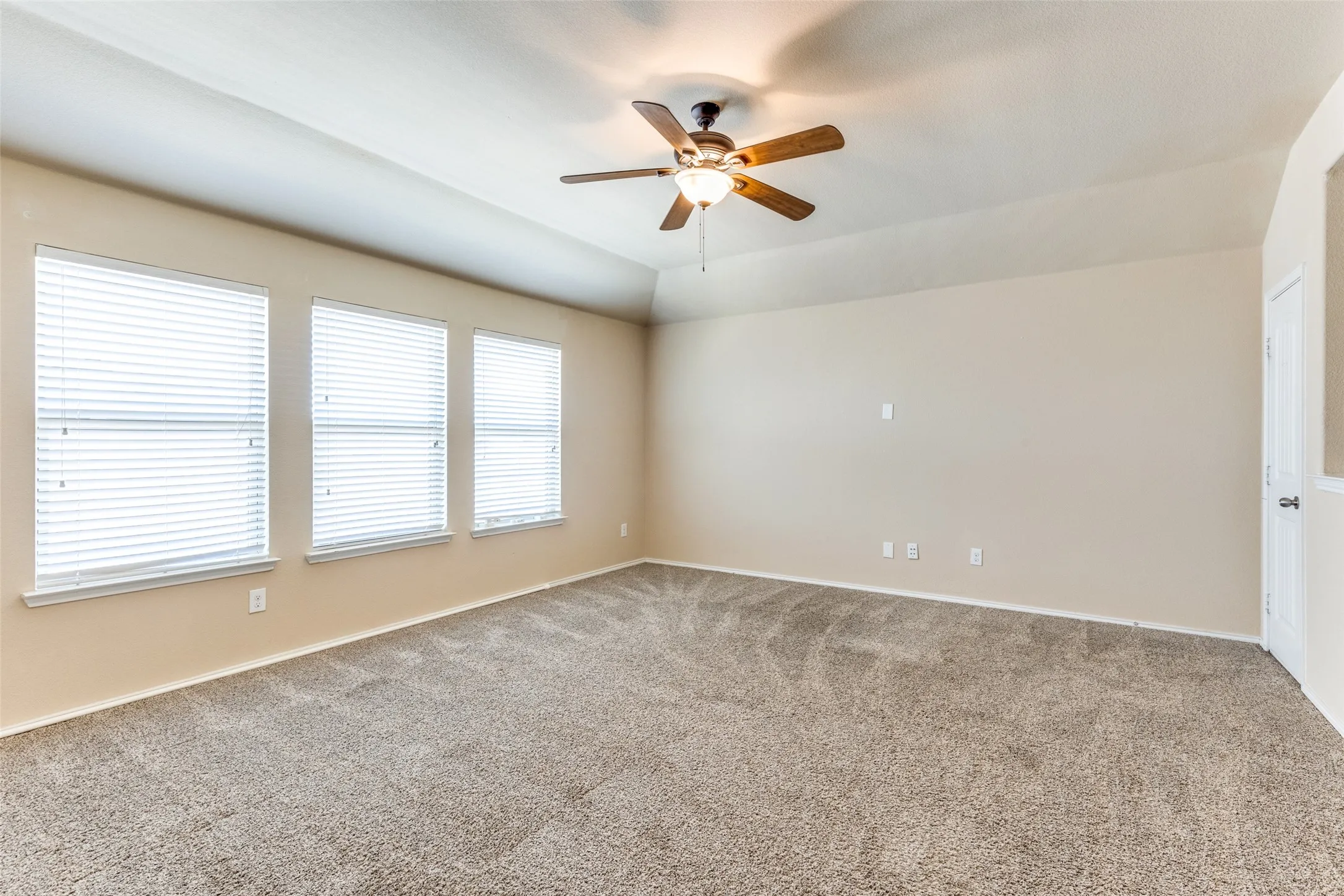 Single Family Residence For Sale in Denton County , 520 Pollyann Trail, Fort Worth, Texas 76052, 3 Bedroom, 3 Bathroom, 2 Garage spaces, 2,372 Sqft, built in 2015, mls#21280674, Real Estate Agent in Fort Worth, Homes For Sale in Denton county, Homes For Sale in Fort Worth, Realtor in Fort Worth Texas, Real Estate Brokerage Independent Realty Texas, Luminita Cordes Realtor