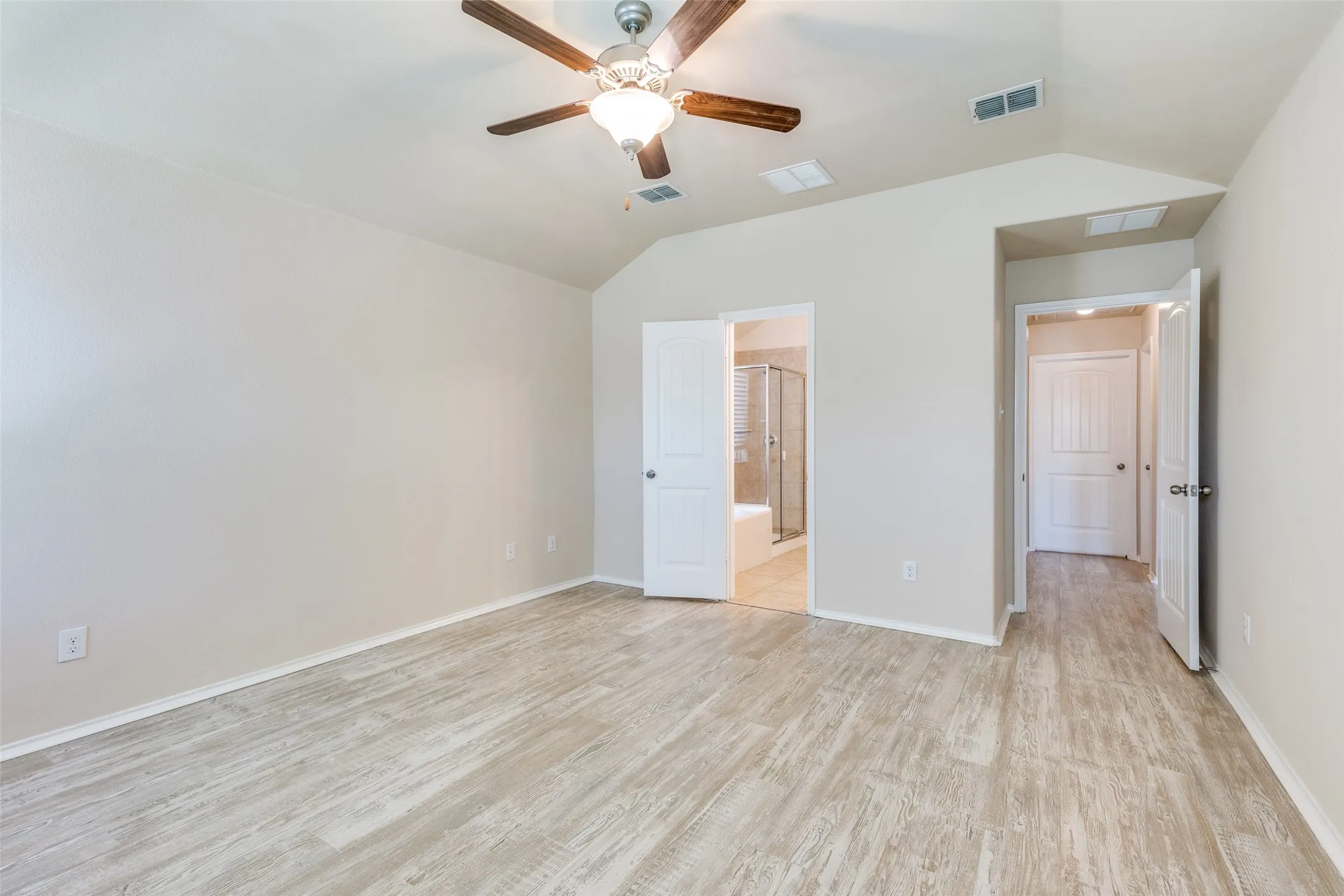 Single Family Residence For Sale in Denton County , 520 Pollyann Trail, Fort Worth, Texas 76052, 3 Bedroom, 3 Bathroom, 2 Garage spaces, 2,372 Sqft, built in 2015, mls#21280674, Real Estate Agent in Fort Worth, Homes For Sale in Denton county, Homes For Sale in Fort Worth, Realtor in Fort Worth Texas, Real Estate Brokerage Independent Realty Texas, Luminita Cordes Realtor