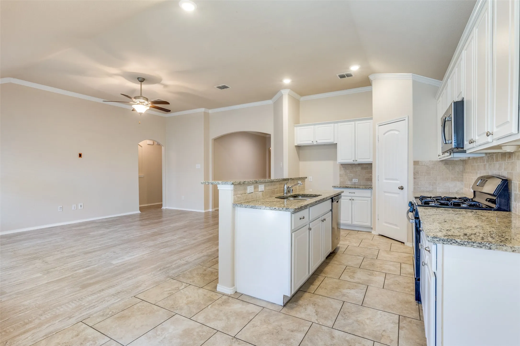 Single Family Residence For Sale in Denton County , 520 Pollyann Trail, Fort Worth, Texas 76052, 3 Bedroom, 3 Bathroom, 2 Garage spaces, 2,372 Sqft, built in 2015, mls#21280674, Real Estate Agent in Fort Worth, Homes For Sale in Denton county, Homes For Sale in Fort Worth, Realtor in Fort Worth Texas, Real Estate Brokerage Independent Realty Texas, Luminita Cordes Realtor