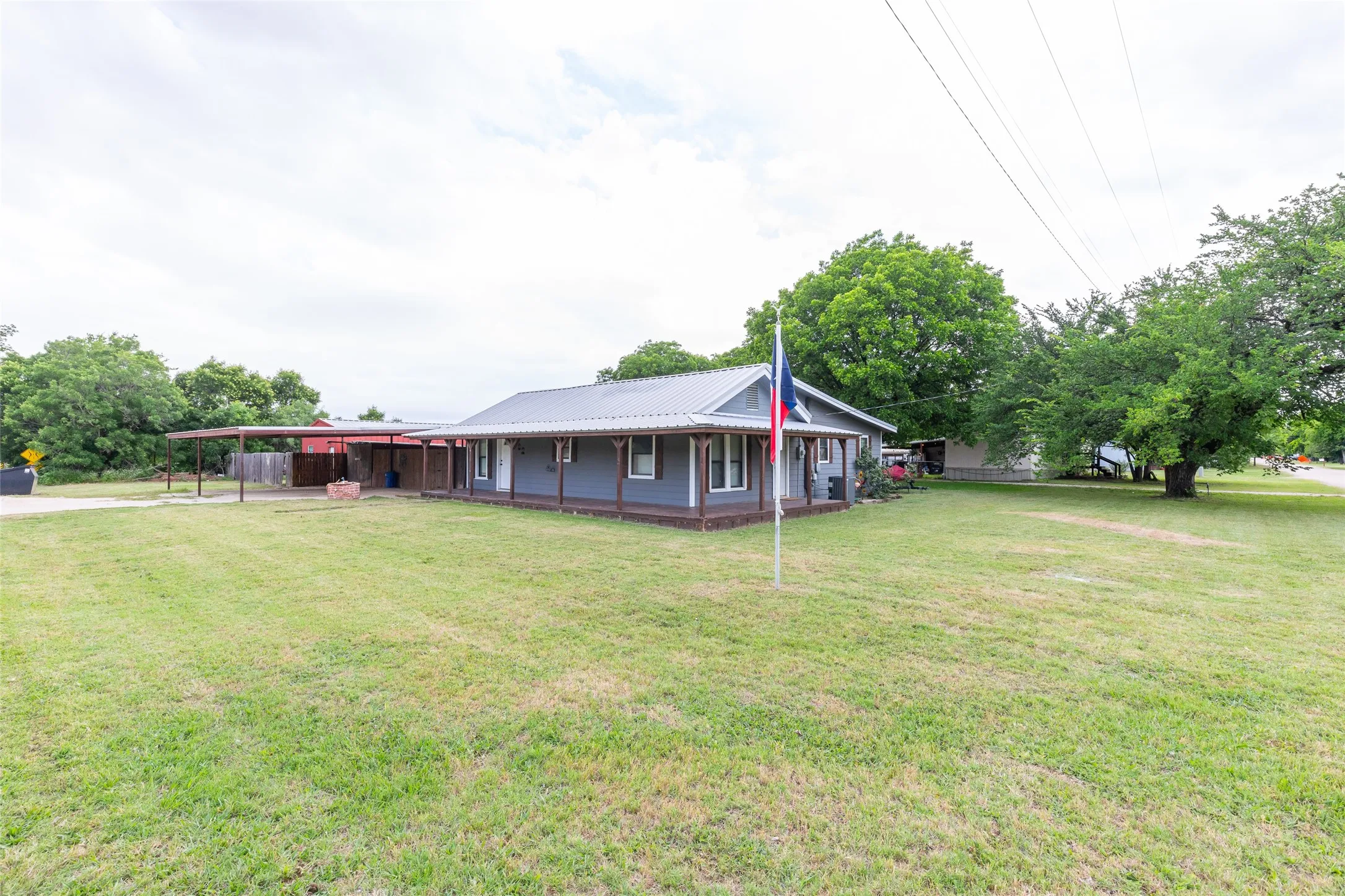 Single Family Residence For Sale in Taylor County , 102 Scurry Avenue, Tuscola, Texas 79562, 3 Bedroom, 2 Bathroom, Garage spaces, 1,406 Sqft, built in 1928, mls#21280676, Real Estate Agent in Tuscola, Homes For Sale in Taylor county, Homes For Sale in Tuscola, Realtor in Tuscola Texas, Real Estate Brokerage Independent Realty Texas, Luminita Cordes Realtor