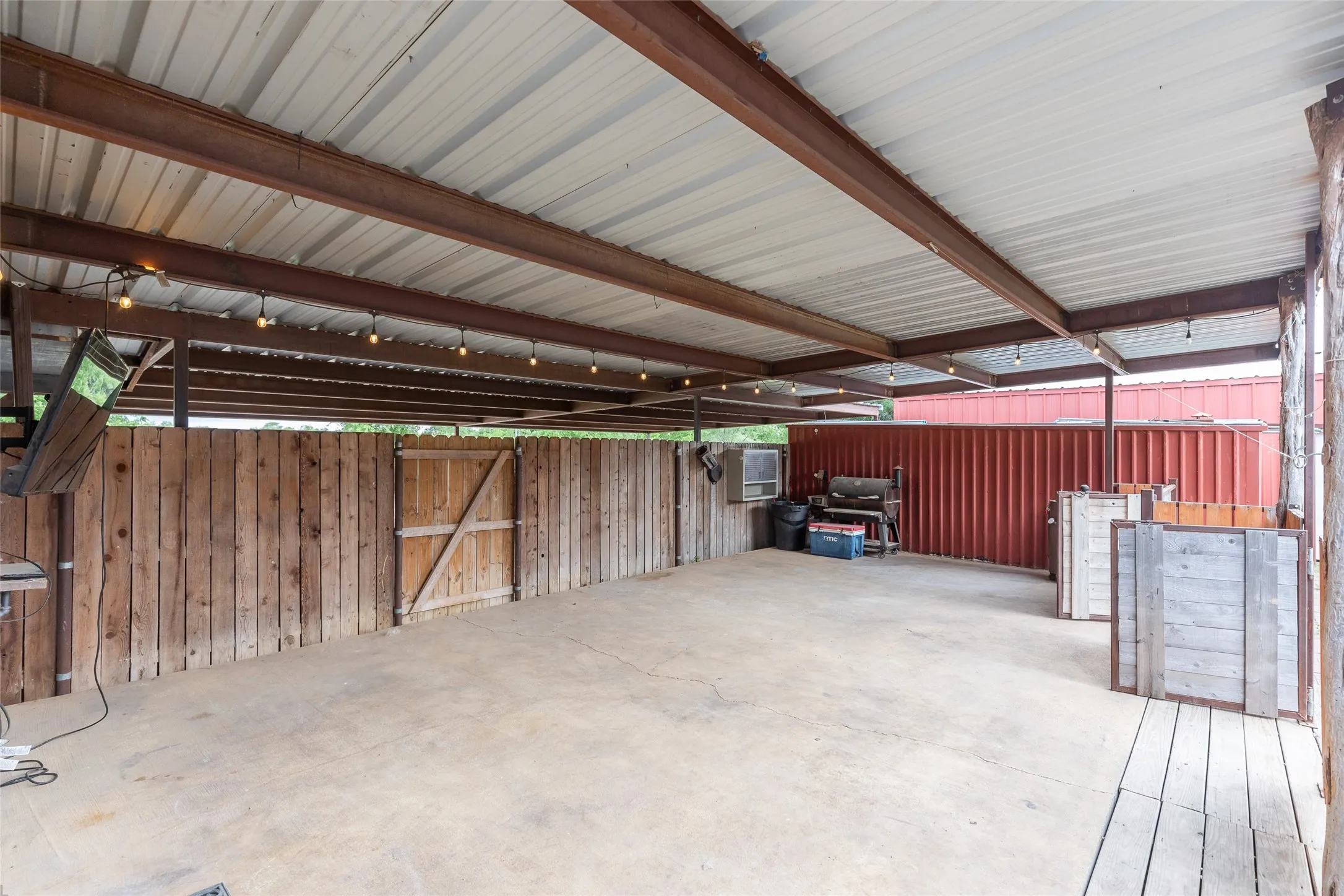 Single Family Residence For Sale in Taylor County , 102 Scurry Avenue, Tuscola, Texas 79562, 3 Bedroom, 2 Bathroom, Garage spaces, 1,406 Sqft, built in 1928, mls#21280676, Real Estate Agent in Tuscola, Homes For Sale in Taylor county, Homes For Sale in Tuscola, Realtor in Tuscola Texas, Real Estate Brokerage Independent Realty Texas, Luminita Cordes Realtor