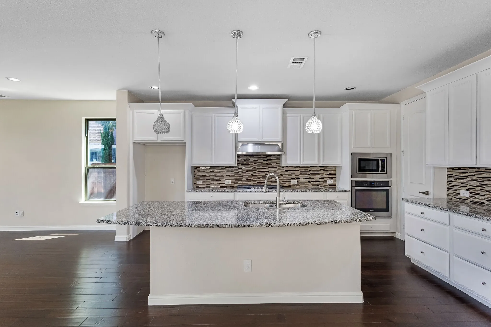 Single Family Residence For Sale in Tarrant County , 3625 Plum Vista Place, Arlington, Texas 76005, 4 Bedroom, 3 Bathroom, 2 Garage spaces, 2,937 Sqft, built in 2014, mls#21280146, Real Estate Agent in Arlington, Homes For Sale in Tarrant county, Homes For Sale in Arlington, Realtor in Arlington Texas, Real Estate Brokerage Independent Realty Texas, Luminita Cordes Realtor