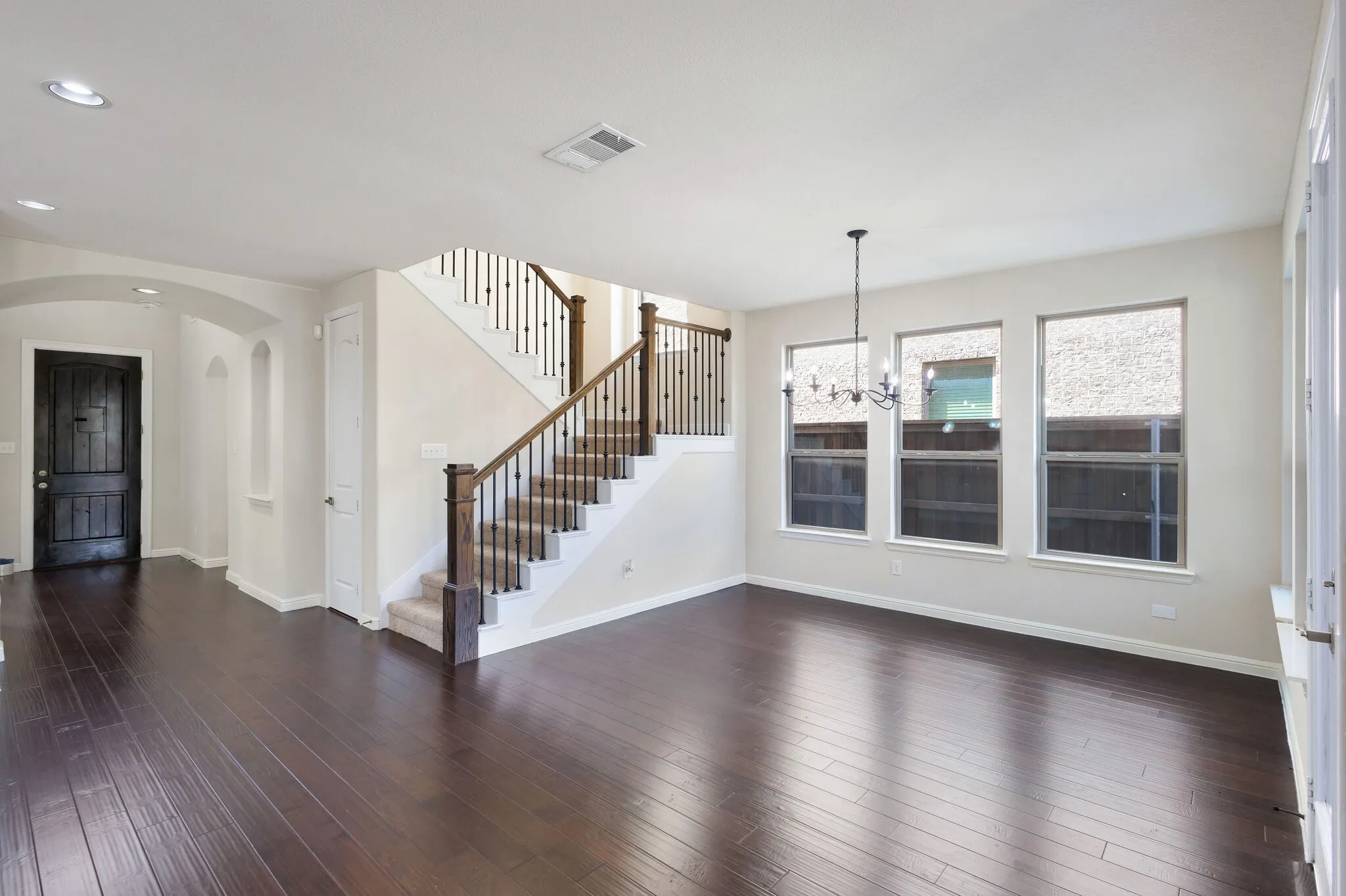 Single Family Residence For Sale in Tarrant County , 3625 Plum Vista Place, Arlington, Texas 76005, 4 Bedroom, 3 Bathroom, 2 Garage spaces, 2,937 Sqft, built in 2014, mls#21280146, Real Estate Agent in Arlington, Homes For Sale in Tarrant county, Homes For Sale in Arlington, Realtor in Arlington Texas, Real Estate Brokerage Independent Realty Texas, Luminita Cordes Realtor
