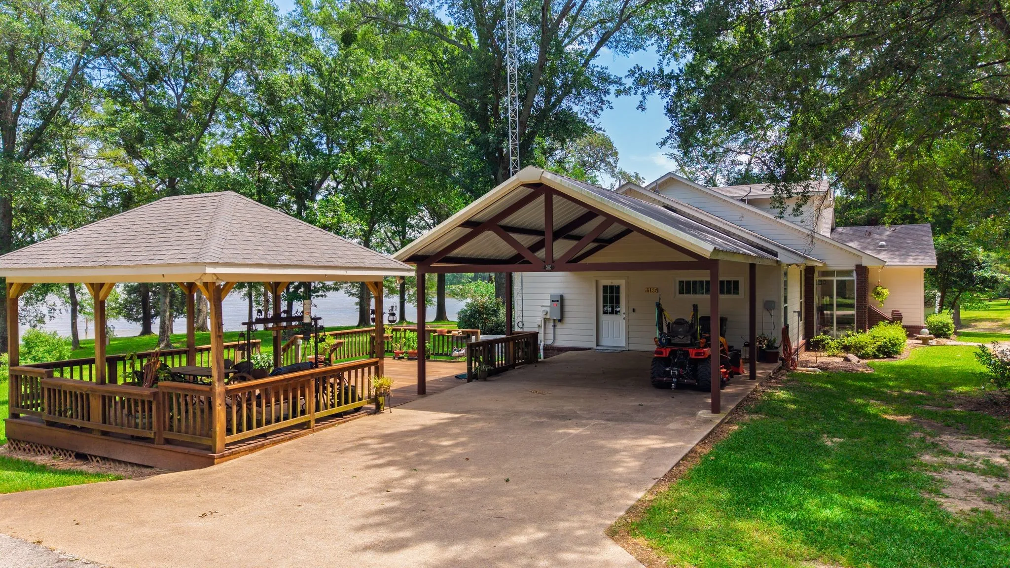 Single Family Residence For Sale in Rains County , 1185 Rs County Road 3503, Emory, Texas 75440, 3 Bedrooms, 3 Bathrooms, 4 Garage spaces, 2,766 Sqft, built in 1997, Price $998,000, mls#21280451, Real Estate Agent in Emory, Homes For Sale in Rains county, Homes For Sale in Emory, Realtor in Emory Texas, Real Estate Brokerage Independent Realty Texas, Luminita Cordes Realtor