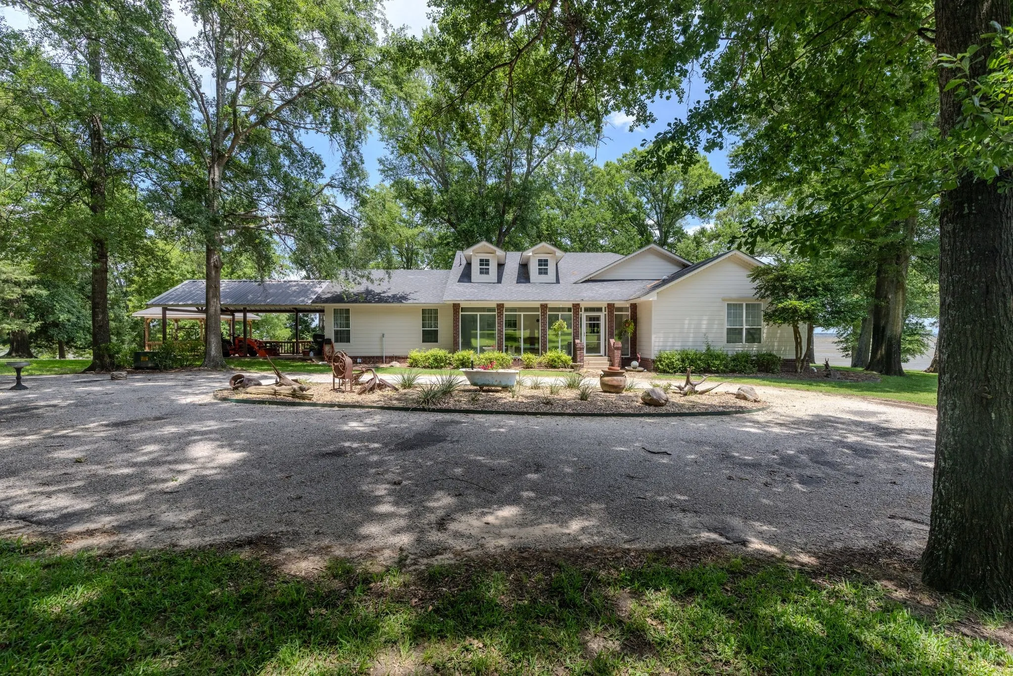 Single Family Residence For Sale in Rains County , 1185 Rs County Road 3503, Emory, Texas 75440, 3 Bedrooms, 3 Bathrooms, 4 Garage spaces, 2,766 Sqft, built in 1997, Price $998,000, mls#21280451, Real Estate Agent in Emory, Homes For Sale in Rains county, Homes For Sale in Emory, Realtor in Emory Texas, Real Estate Brokerage Independent Realty Texas, Luminita Cordes Realtor