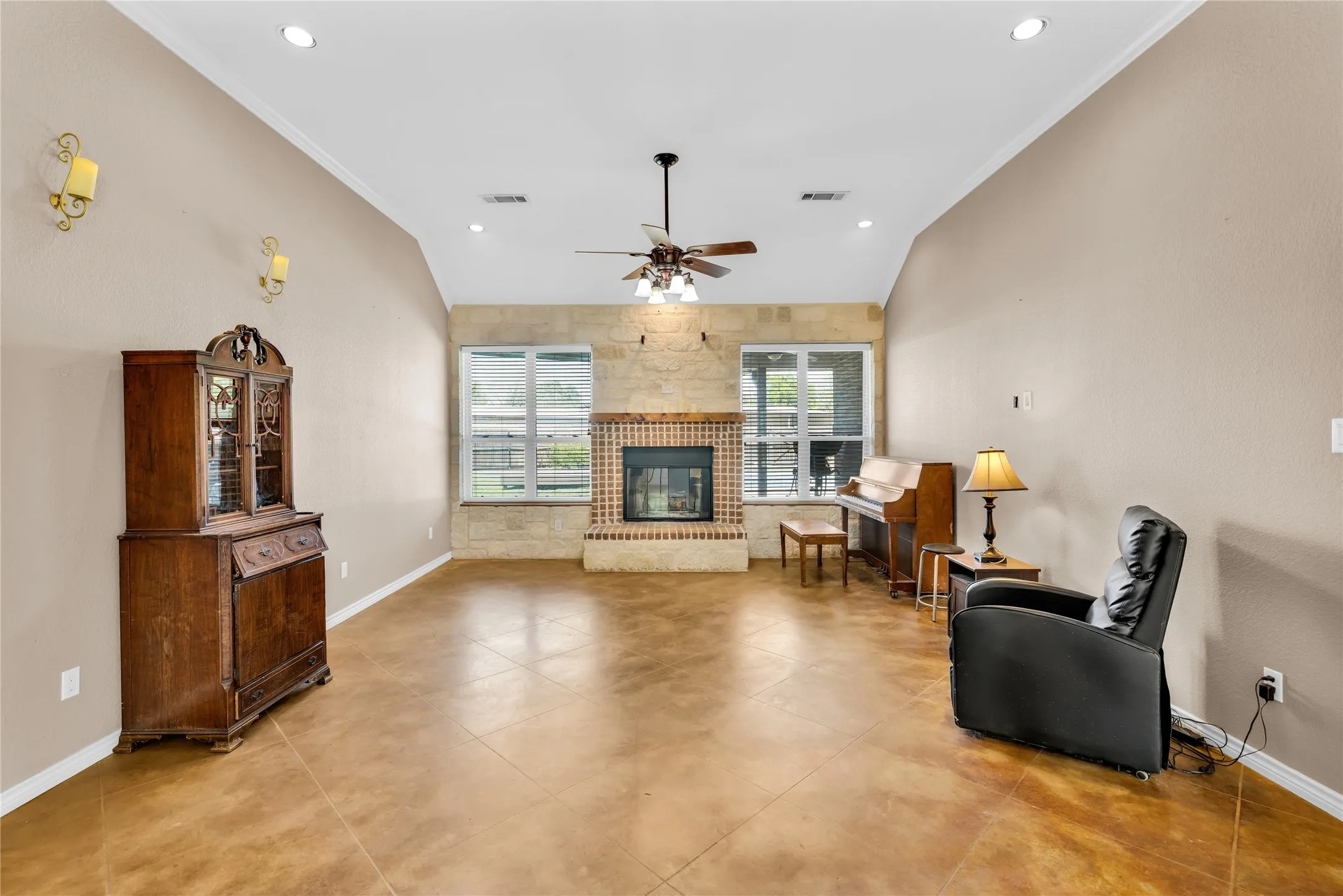 Single Family Residence For Sale in Tarrant County , 4031 Burleson Retta Road, Burleson, Texas 76028, 5 Bedroom, 4 Bathroom, 3 Garage spaces, 3,291 Sqft, built in 2005, mls#21272734, Real Estate Agent in Burleson, Homes For Sale in Tarrant county, Homes For Sale in Burleson, Realtor in Burleson Texas, Real Estate Brokerage Independent Realty Texas, Luminita Cordes Realtor