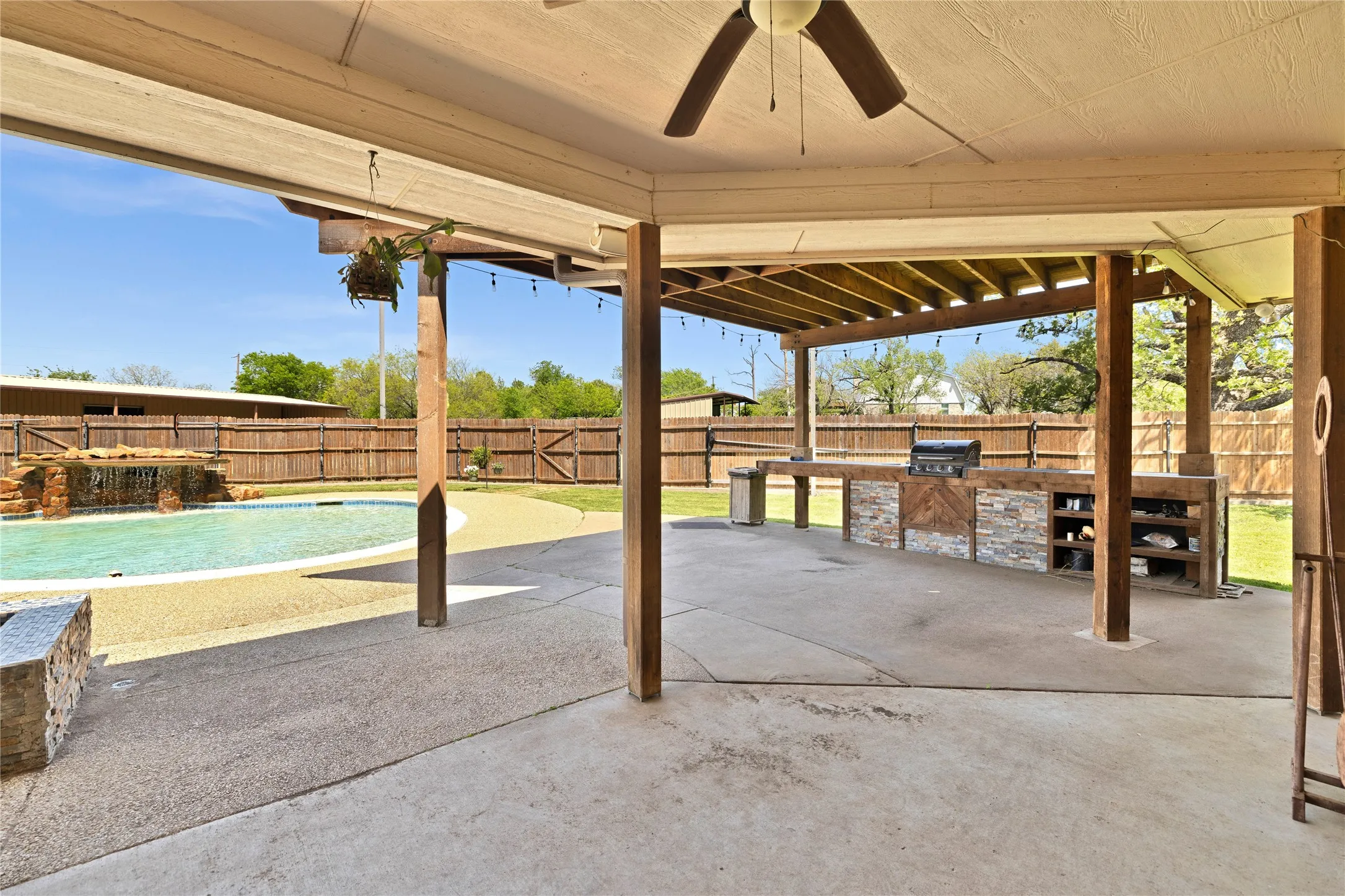 Single Family Residence For Sale in Tarrant County , 4031 Burleson Retta Road, Burleson, Texas 76028, 5 Bedroom, 4 Bathroom, 3 Garage spaces, 3,291 Sqft, built in 2005, mls#21272734, Real Estate Agent in Burleson, Homes For Sale in Tarrant county, Homes For Sale in Burleson, Realtor in Burleson Texas, Real Estate Brokerage Independent Realty Texas, Luminita Cordes Realtor