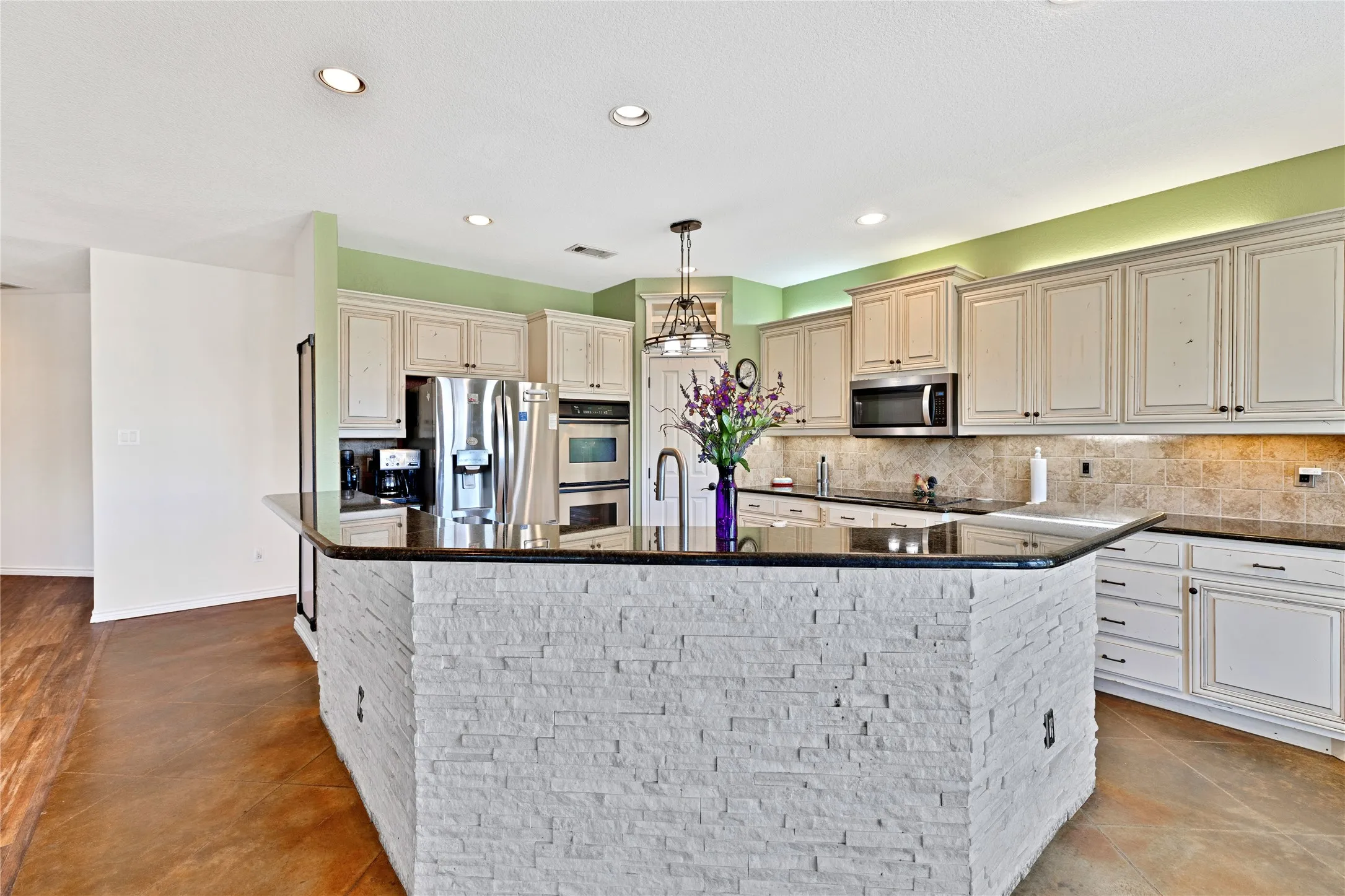Single Family Residence For Sale in Tarrant County , 4031 Burleson Retta Road, Burleson, Texas 76028, 5 Bedroom, 4 Bathroom, 3 Garage spaces, 3,291 Sqft, built in 2005, mls#21272734, Real Estate Agent in Burleson, Homes For Sale in Tarrant county, Homes For Sale in Burleson, Realtor in Burleson Texas, Real Estate Brokerage Independent Realty Texas, Luminita Cordes Realtor