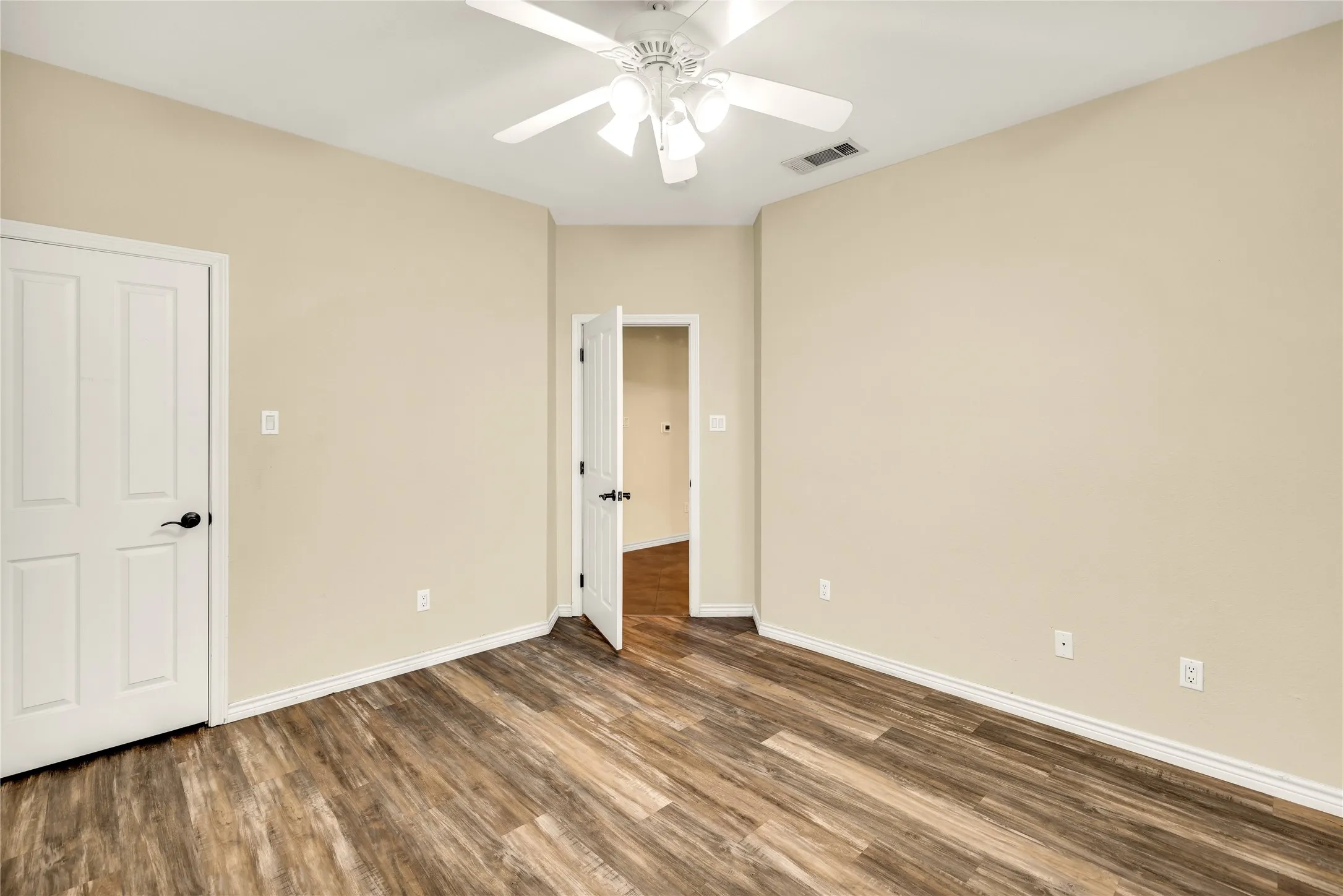 Single Family Residence For Sale in Tarrant County , 4031 Burleson Retta Road, Burleson, Texas 76028, 5 Bedroom, 4 Bathroom, 3 Garage spaces, 3,291 Sqft, built in 2005, mls#21272734, Real Estate Agent in Burleson, Homes For Sale in Tarrant county, Homes For Sale in Burleson, Realtor in Burleson Texas, Real Estate Brokerage Independent Realty Texas, Luminita Cordes Realtor