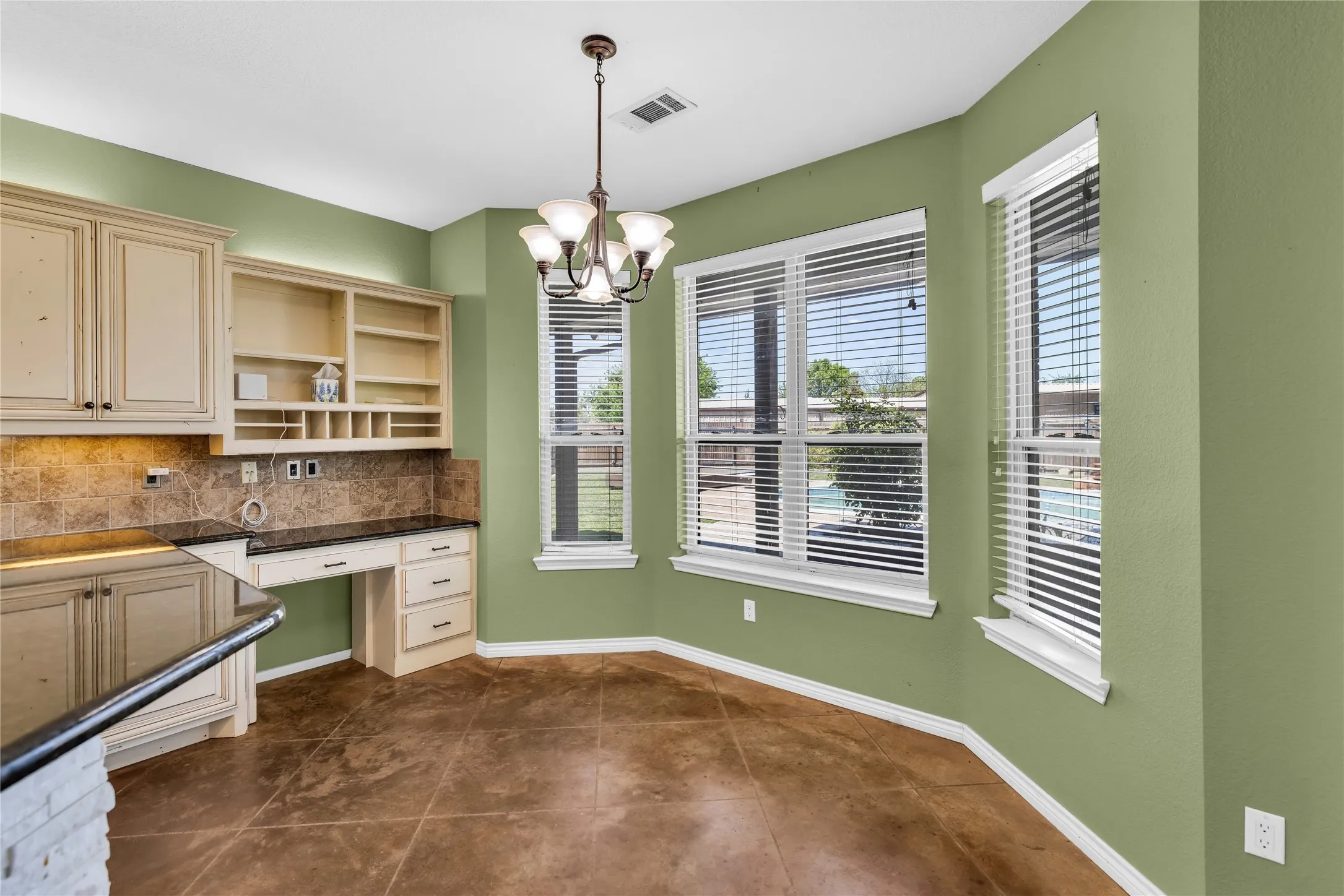 Single Family Residence For Sale in Tarrant County , 4031 Burleson Retta Road, Burleson, Texas 76028, 5 Bedroom, 4 Bathroom, 3 Garage spaces, 3,291 Sqft, built in 2005, mls#21272734, Real Estate Agent in Burleson, Homes For Sale in Tarrant county, Homes For Sale in Burleson, Realtor in Burleson Texas, Real Estate Brokerage Independent Realty Texas, Luminita Cordes Realtor