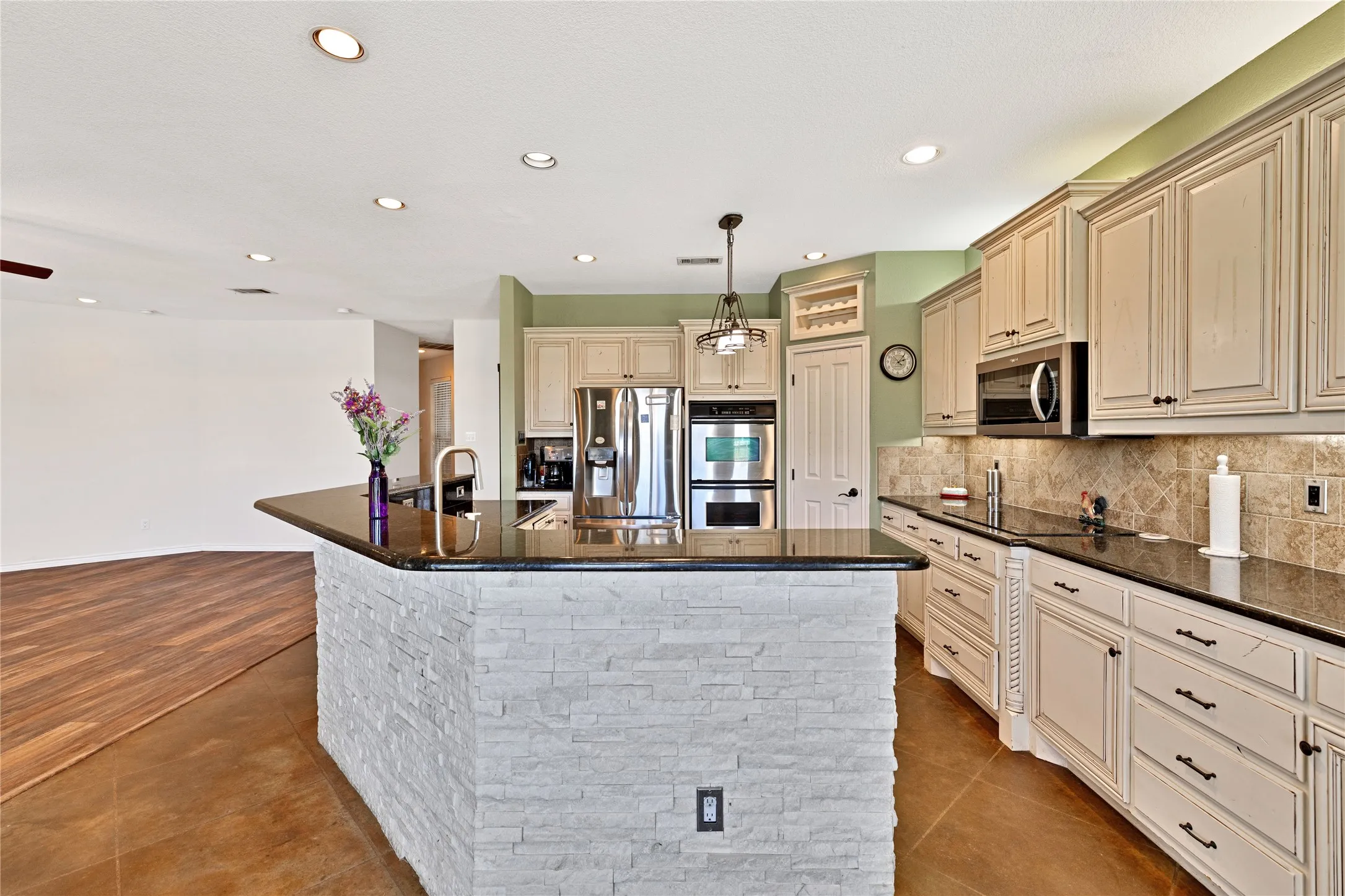 Single Family Residence For Sale in Tarrant County , 4031 Burleson Retta Road, Burleson, Texas 76028, 5 Bedroom, 4 Bathroom, 3 Garage spaces, 3,291 Sqft, built in 2005, mls#21272734, Real Estate Agent in Burleson, Homes For Sale in Tarrant county, Homes For Sale in Burleson, Realtor in Burleson Texas, Real Estate Brokerage Independent Realty Texas, Luminita Cordes Realtor