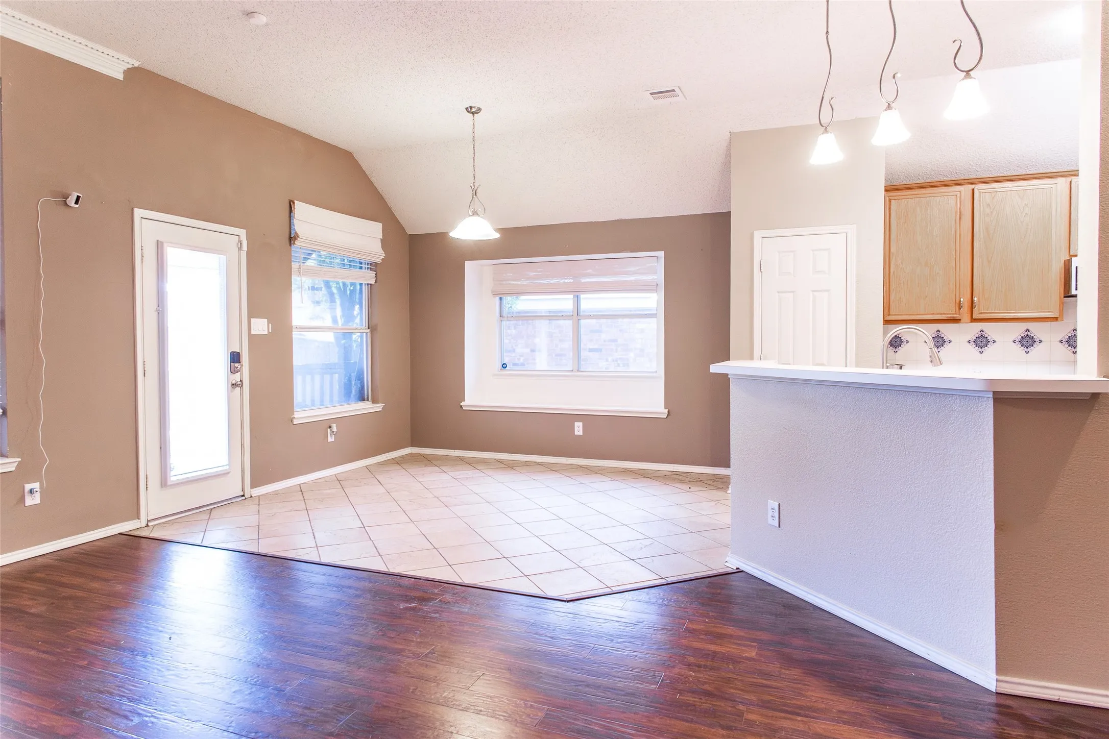 Single Family Residence For Sale in Denton County , 3105 Ottawa Lane, Denton, Texas 76210, 4 Bedroom, 3 Bathroom, 2 Garage spaces, 2,386 Sqft, built in 2000, mls#21280397, Real Estate Agent in Denton, Homes For Sale in Denton county, Homes For Sale in Denton, Realtor in Denton Texas, Real Estate Brokerage Independent Realty Texas, Luminita Cordes Realtor