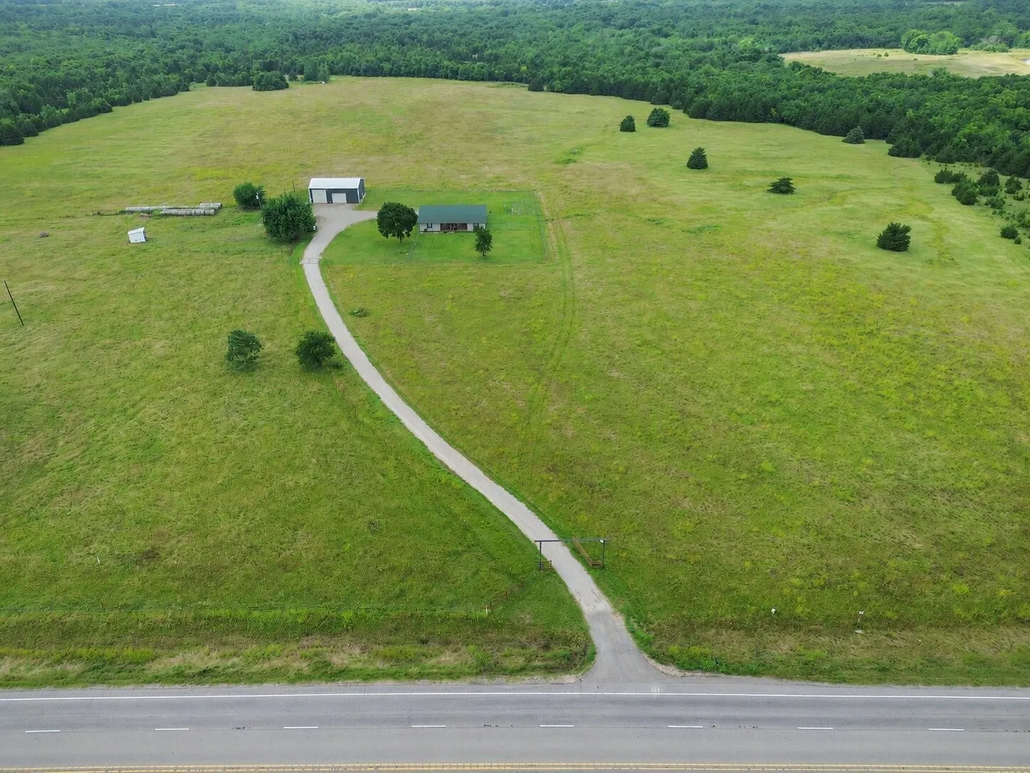 Farm For Sale in Lamar County , 20280 US Highway 82 W, Honey Grove, Texas 75446, 3 Bedrooms, 2 Bathrooms, Garage spaces, 2,255 Sqft, built in 2002, Price $1,400,000, mls#21280694, Real Estate Agent in Honey Grove, Homes For Sale in Lamar county, Homes For Sale in Honey Grove, Realtor in Honey Grove Texas, Real Estate Brokerage Independent Realty Texas, Luminita Cordes Realtor