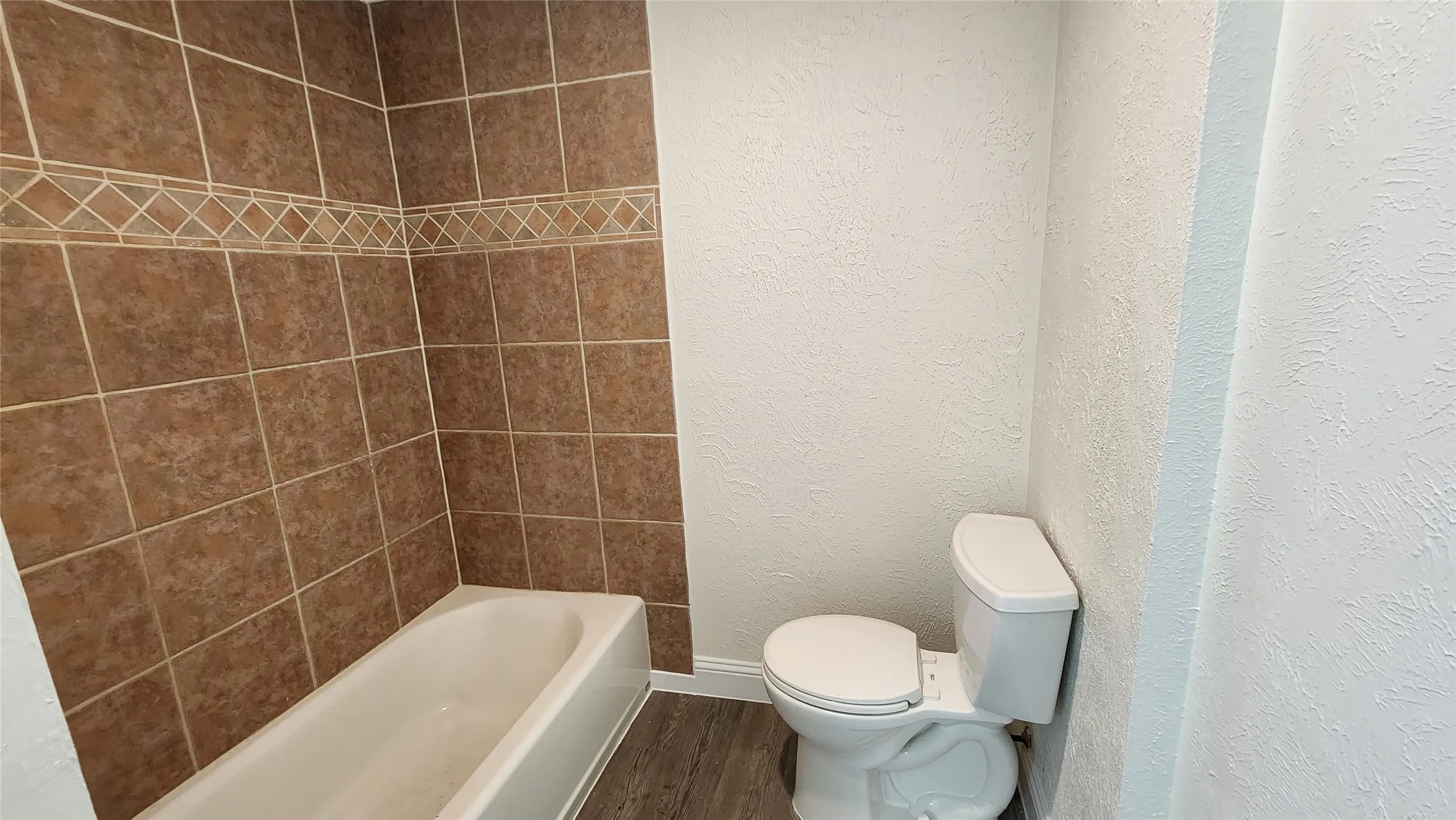 Single Family Residence For Rent in Denton County , 1619 Glenhill Lane, Lewisville, Texas 75077, 3 Bedrooms, 2 Bathrooms, Garage spaces, 2,229 Sqft, built in 1973, Price $2,500, mls#21280728, Real Estate Agent in Lewisville, Homes For Rent in Denton county, Homes For Rent in Lewisville, Realtor in Lewisville Texas, Real Estate Brokerage Independent Realty Texas, Luminita Cordes Realtor