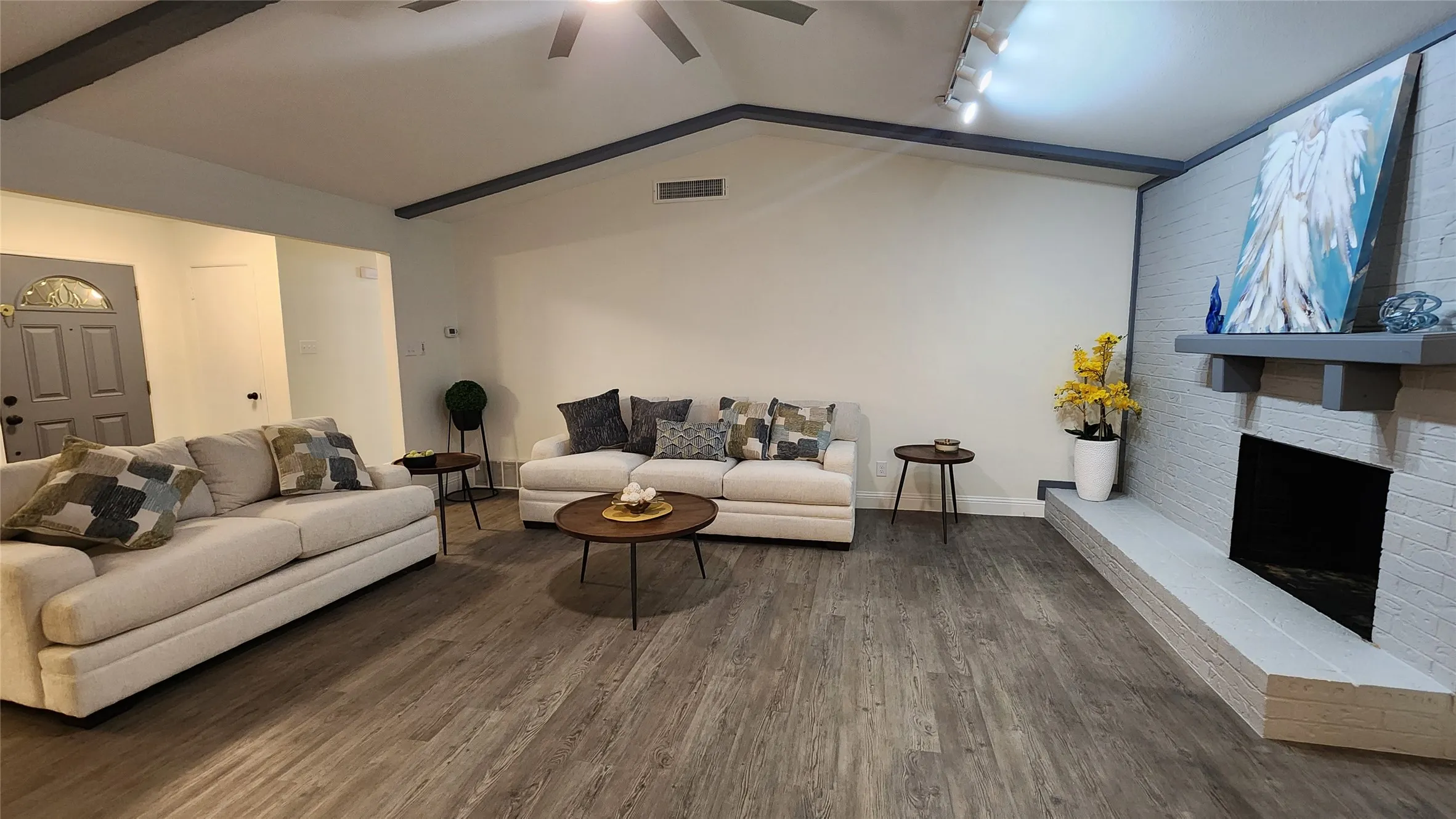 Single Family Residence For Rent in Denton County , 1619 Glenhill Lane, Lewisville, Texas 75077, 3 Bedrooms, 2 Bathrooms, Garage spaces, 2,229 Sqft, built in 1973, Price $2,500, mls#21280728, Real Estate Agent in Lewisville, Homes For Rent in Denton county, Homes For Rent in Lewisville, Realtor in Lewisville Texas, Real Estate Brokerage Independent Realty Texas, Luminita Cordes Realtor