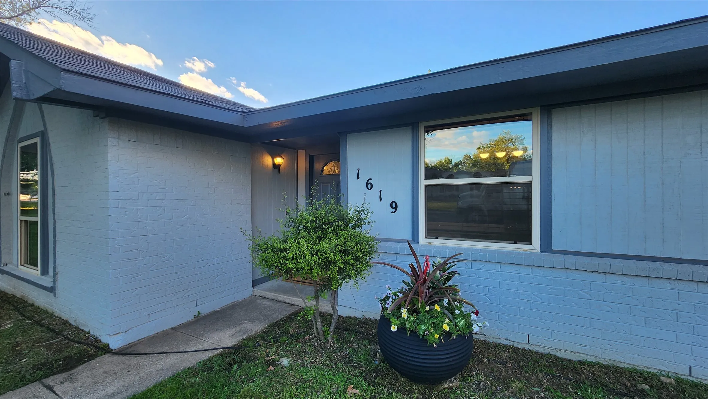Single Family Residence For Rent in Denton County , 1619 Glenhill Lane, Lewisville, Texas 75077, 3 Bedrooms, 2 Bathrooms, Garage spaces, 2,229 Sqft, built in 1973, Price $2,500, mls#21280728, Real Estate Agent in Lewisville, Homes For Rent in Denton county, Homes For Rent in Lewisville, Realtor in Lewisville Texas, Real Estate Brokerage Independent Realty Texas, Luminita Cordes Realtor