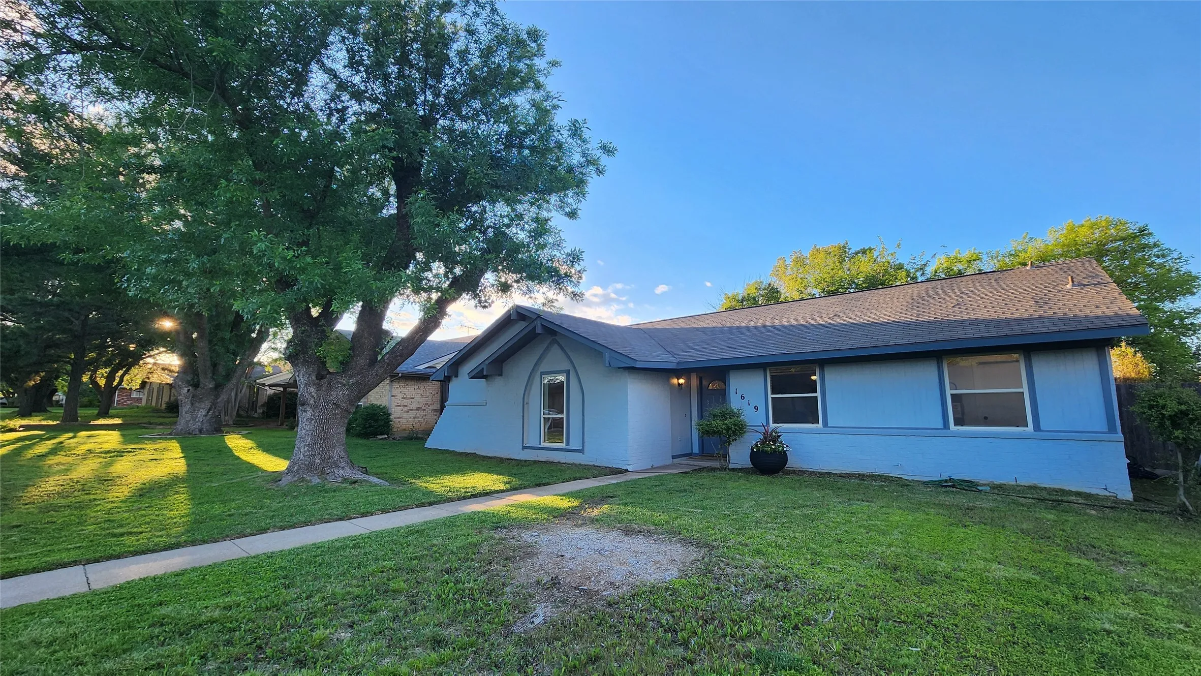 Single Family Residence For Rent in Denton County , 1619 Glenhill Lane, Lewisville, Texas 75077, 3 Bedrooms, 2 Bathrooms, Garage spaces, 2,229 Sqft, built in 1973, Price $2,500, mls#21280728, Real Estate Agent in Lewisville, Homes For Rent in Denton county, Homes For Rent in Lewisville, Realtor in Lewisville Texas, Real Estate Brokerage Independent Realty Texas, Luminita Cordes Realtor